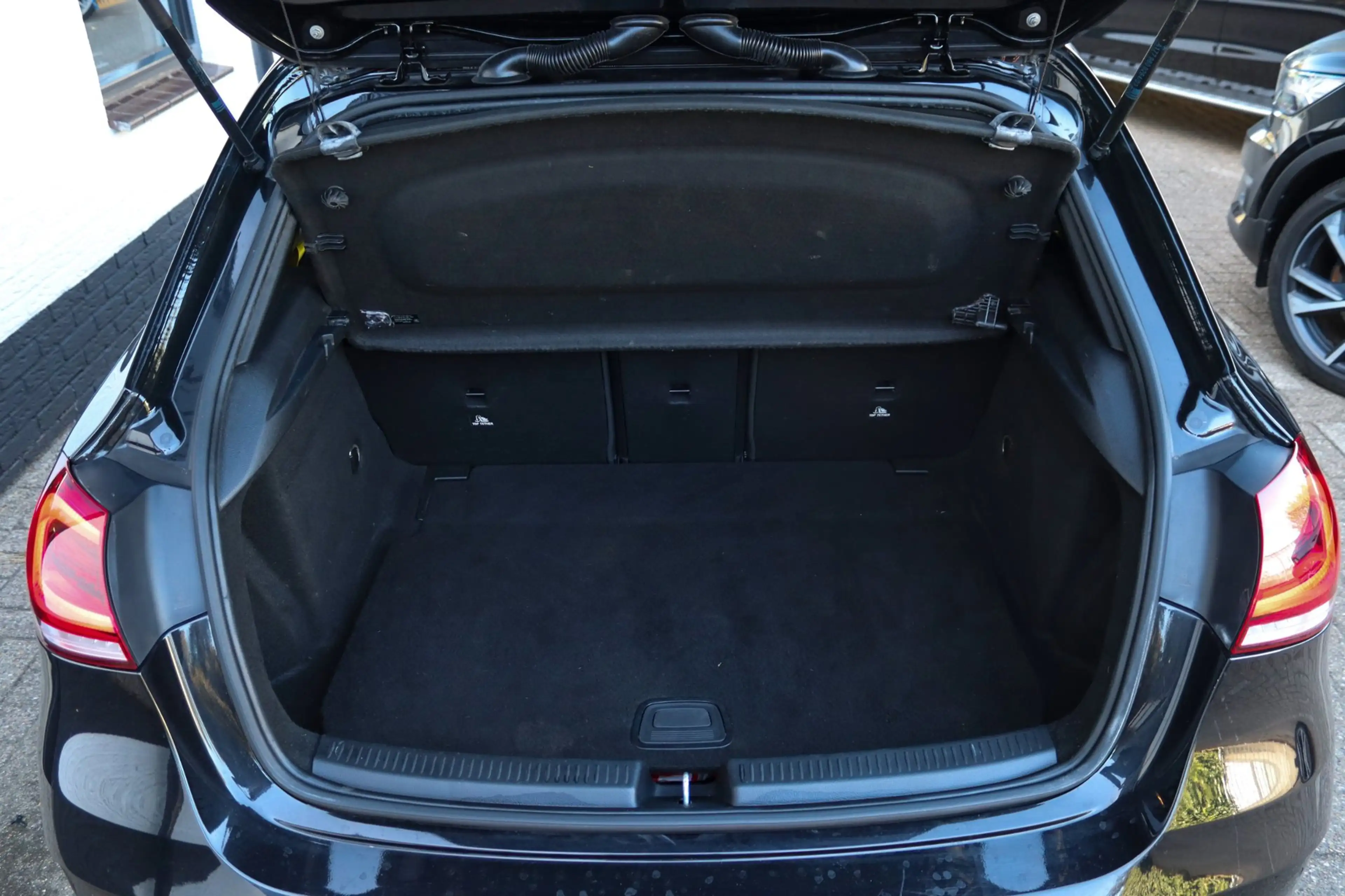 Mercedes-Benz A 250 EDITION 1 AMG PANO SFEER CAMERA — photo 11