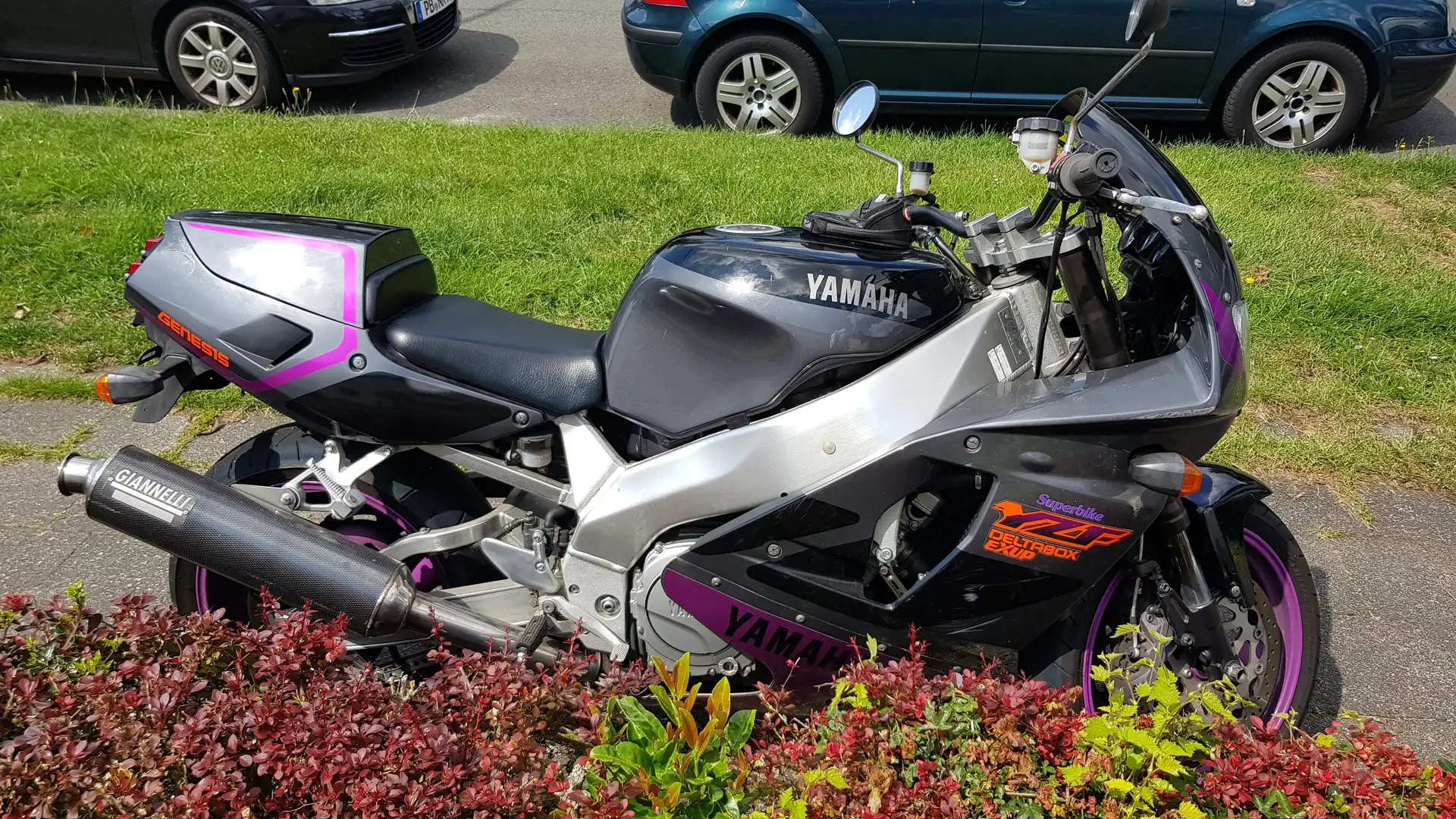 Yamaha YZF 750 R - 1
