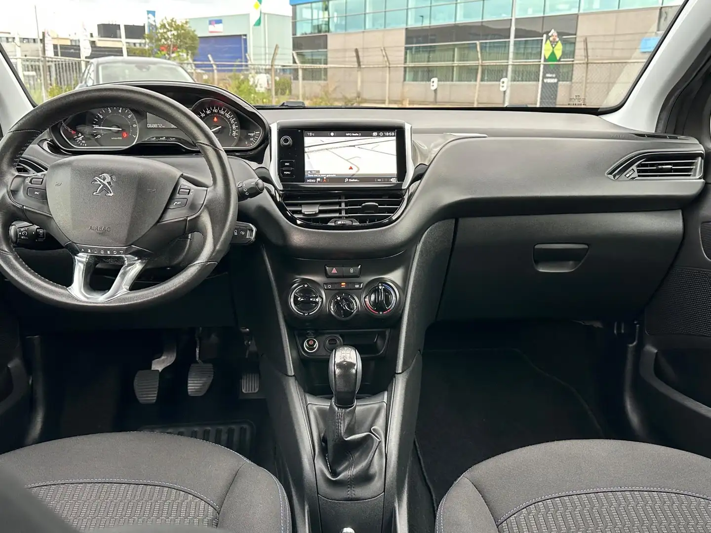 Peugeot 208 1.2 PureTech Signature/AIRCO/NAVI/NW APK Grijs - 2