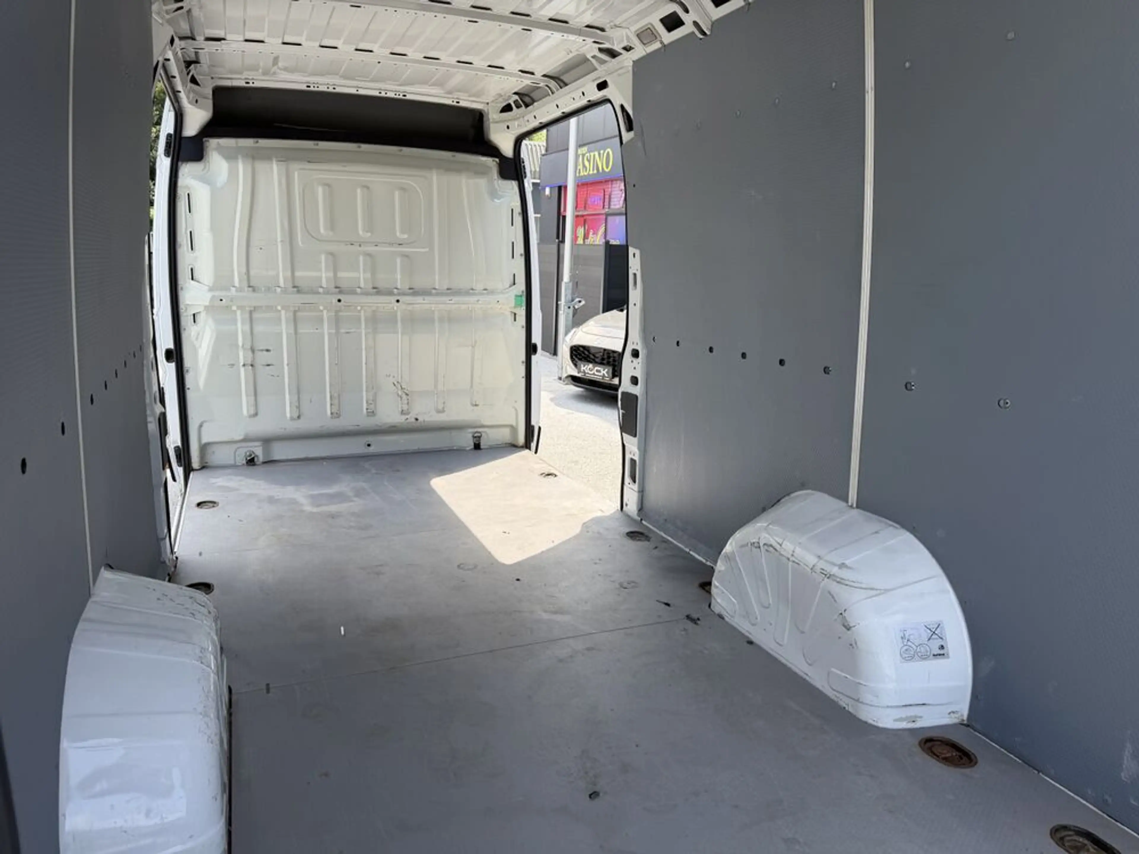 Peugeot Boxer 35+ L4H2 BlueHDi 140 S&S — photo 13
