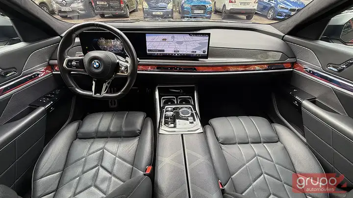 BMW Serie 7 2023, foto 13