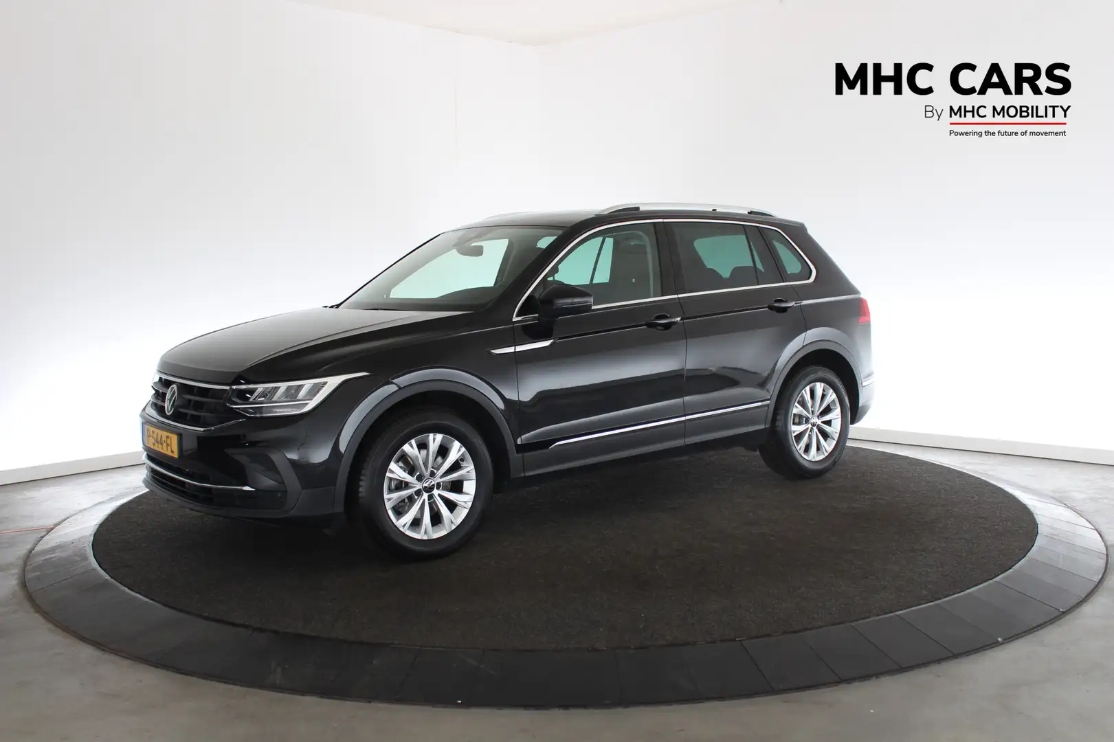 Volkswagen Tiguan 1.5 TSI Life Business | Panorama | DSG |  Lage KM Zwart - 1