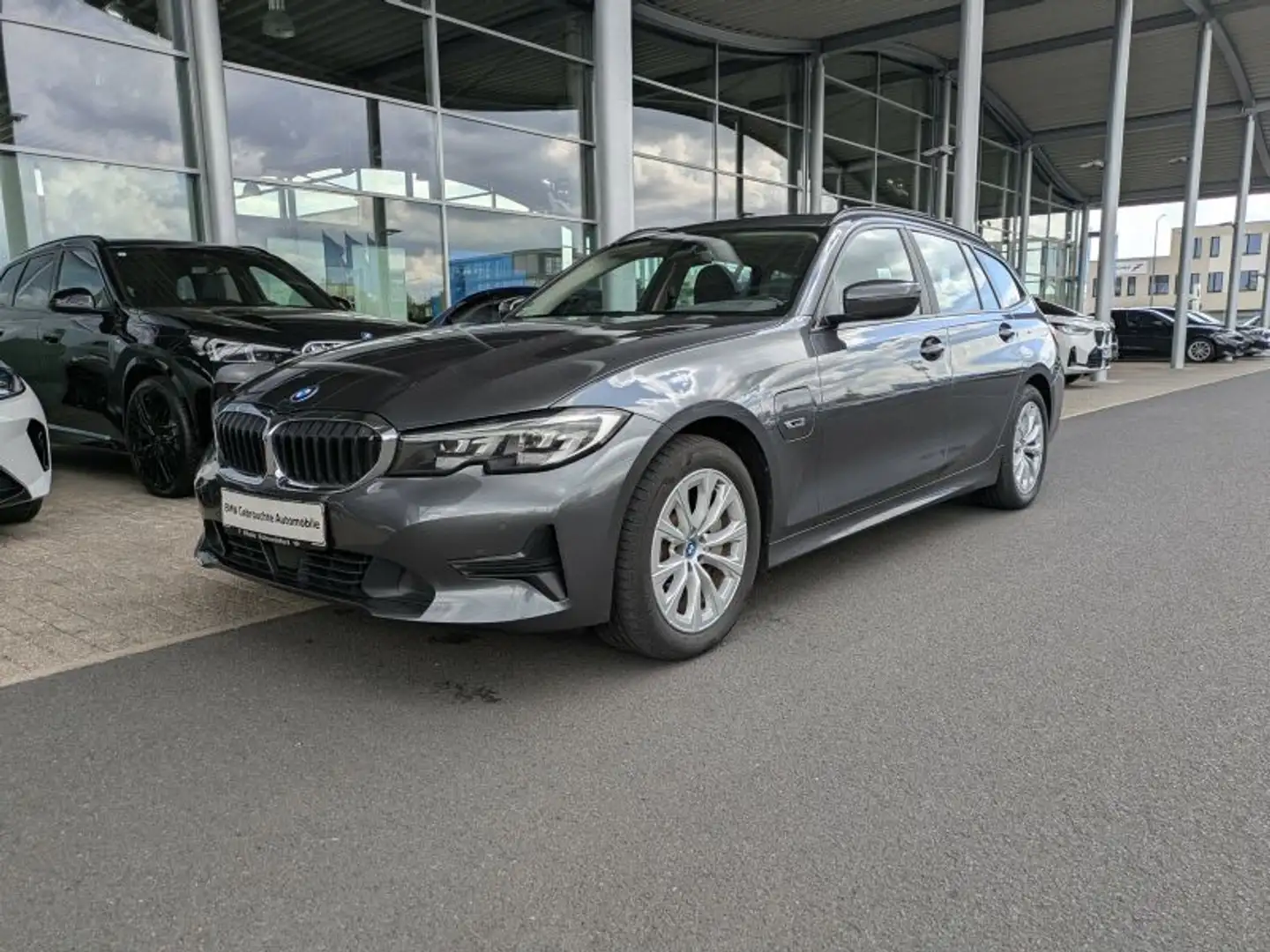 BMW 330 e Tour. Advantage LiveCockpit. AHK. Gris - 2
