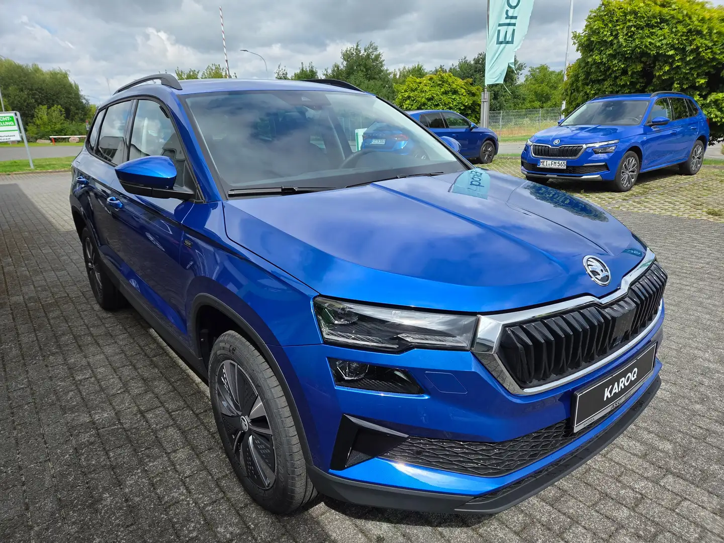 Skoda Karoq Tour 1.5 TSI DSG 110 kW/AHK/PDC/BFS/RFK/Navi/Clima Blau - 1