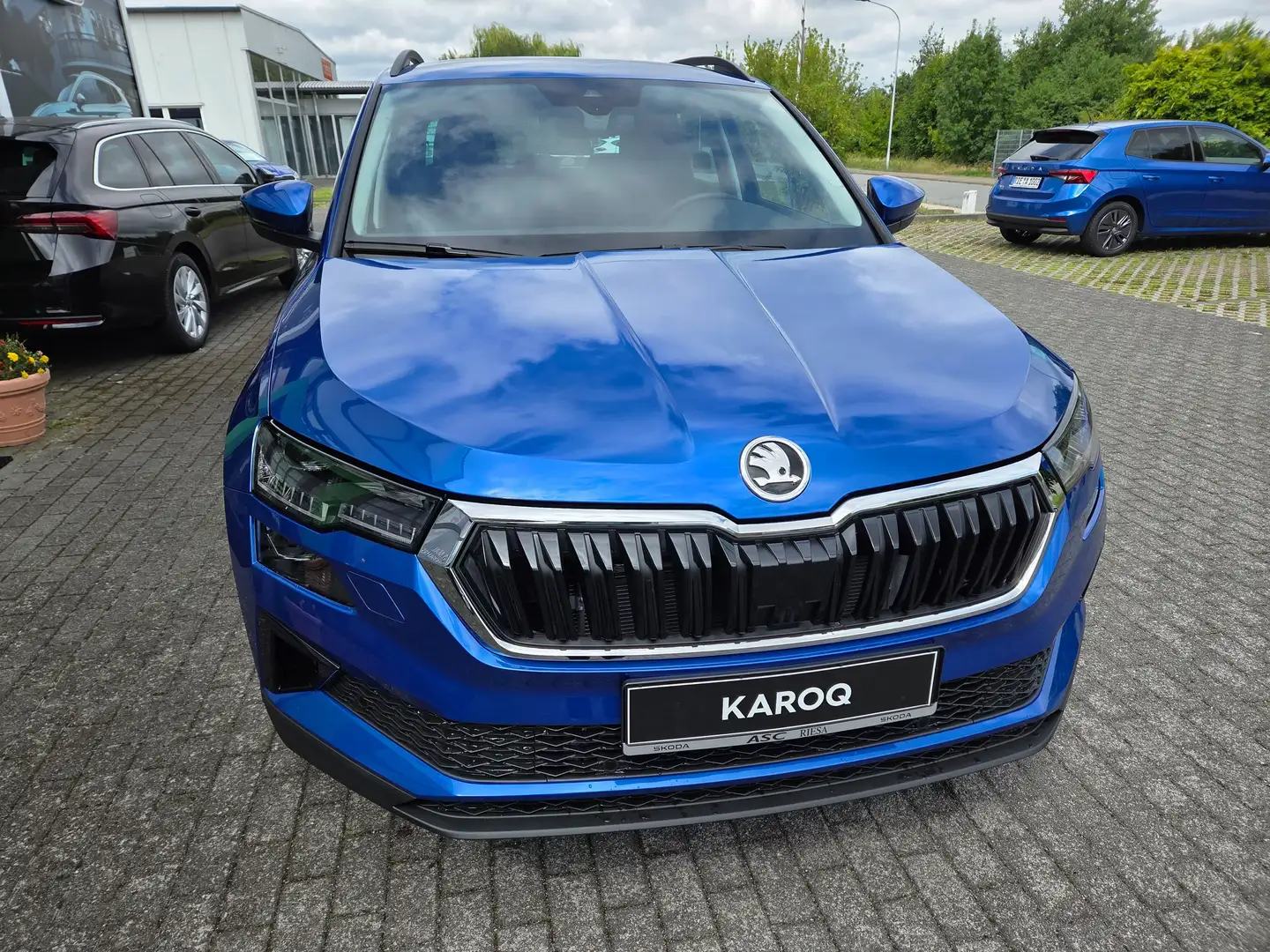 Skoda Karoq Tour 1.5 TSI DSG 110 kW/AHK/PDC/BFS/RFK/Navi/Clima Blau - 2