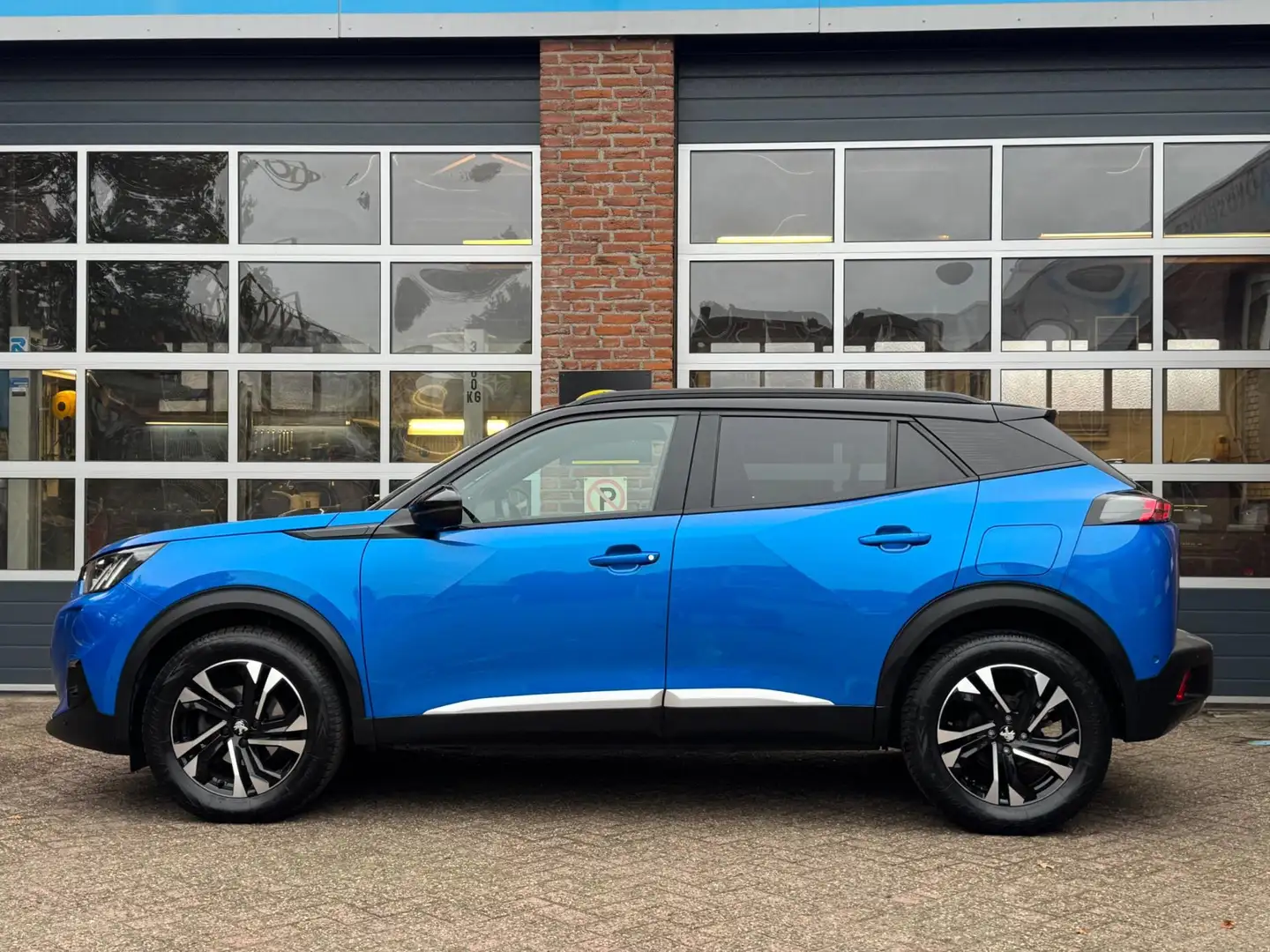 Peugeot 2008 1.2 PureTech GT, navi, 360 camera, panodak, adat c Blauw - 2