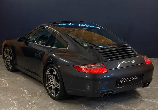 Porsche 911 view 3