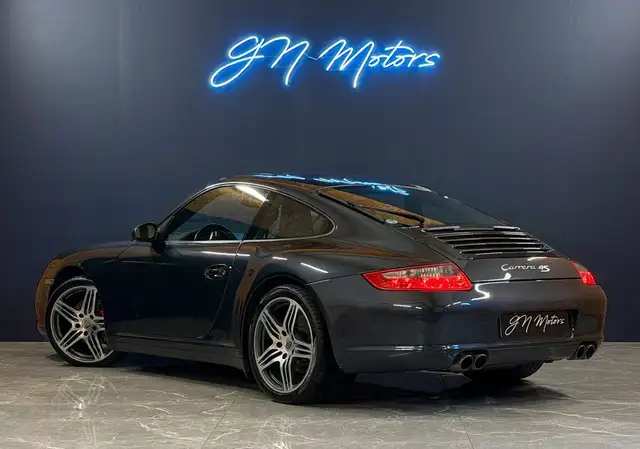 Porsche 911 view 5