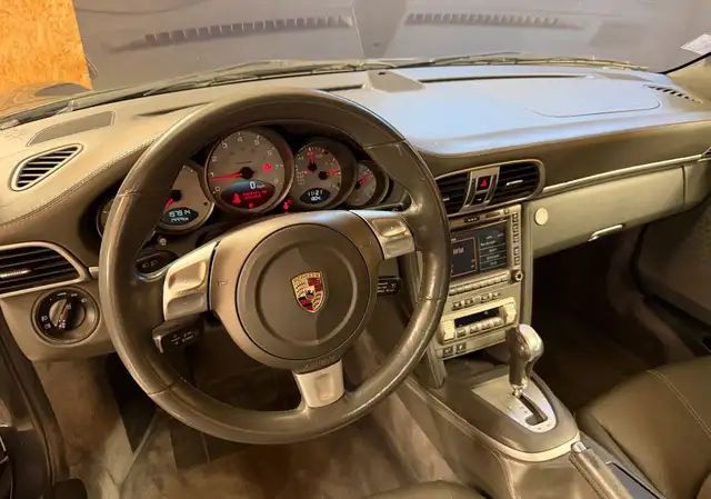 Porsche 911 view 11