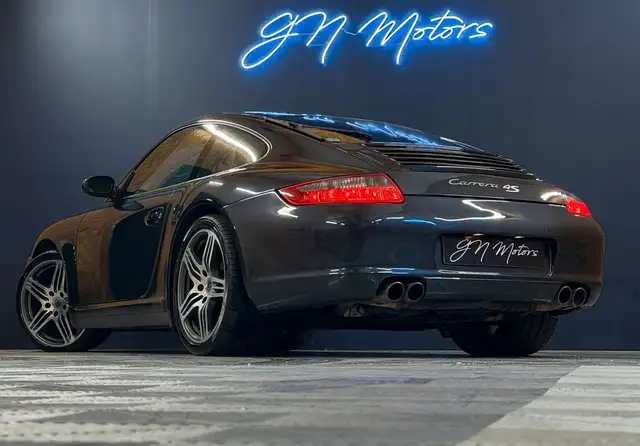Porsche 911 view 4