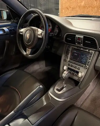 Porsche 911 view 7