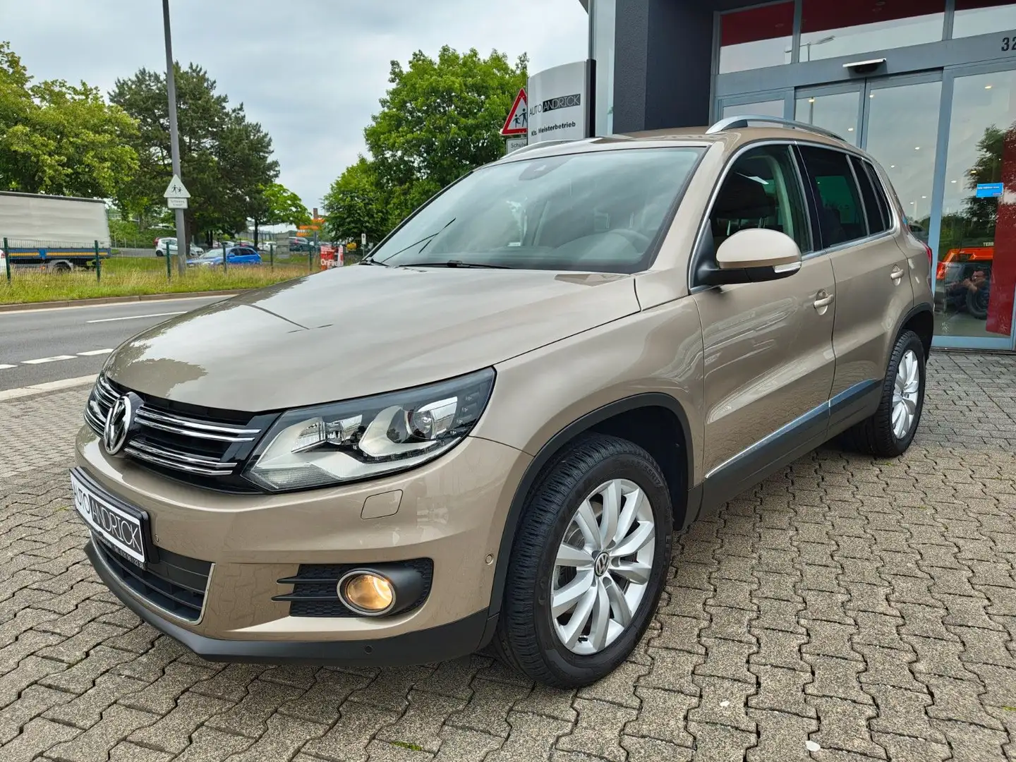 Volkswagen Tiguan Sport & Style 4Motion, SH, 8-fach Beige - 1