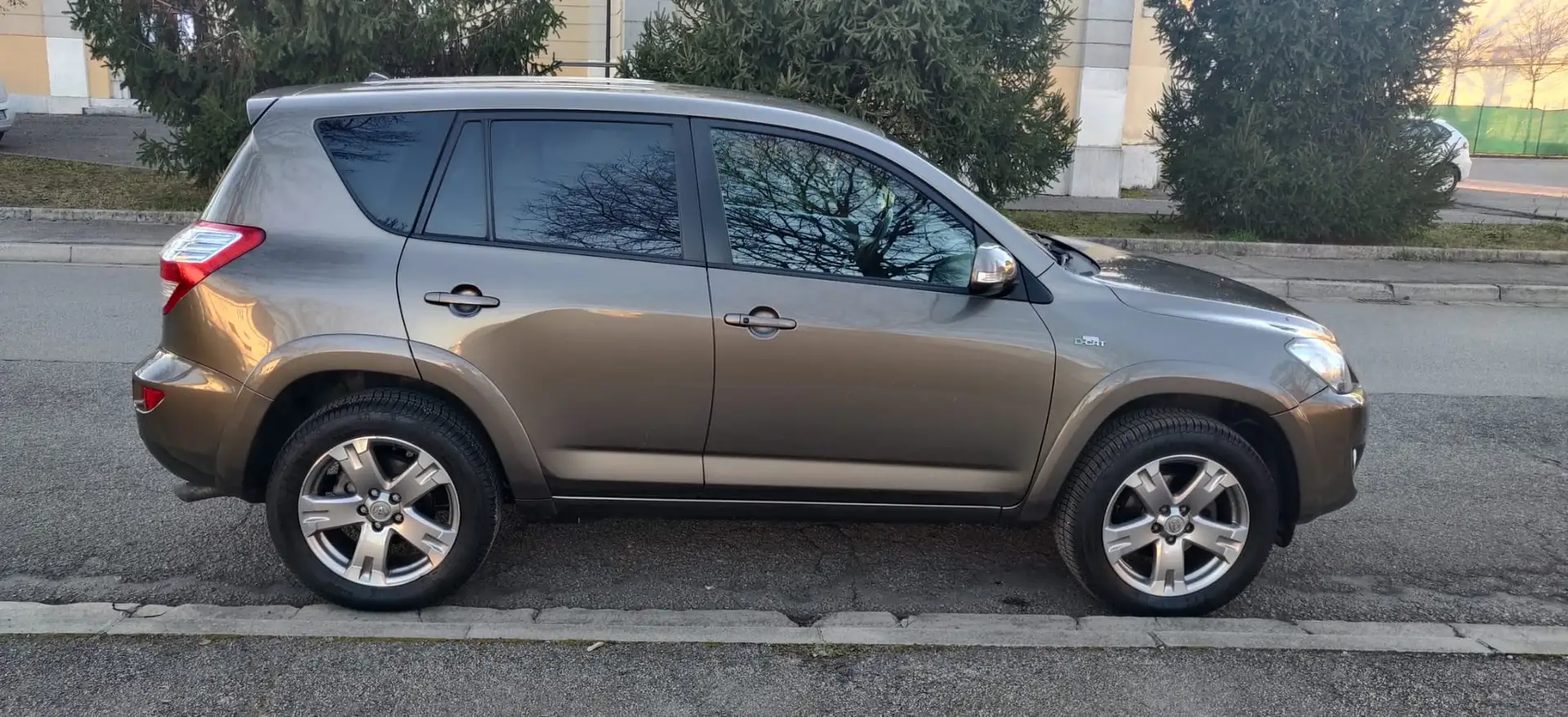 Toyota RAV 4 Rav4+III+2009+Crossover+RAV4+2.2+d-cat+Luxury+auto Beige - 2