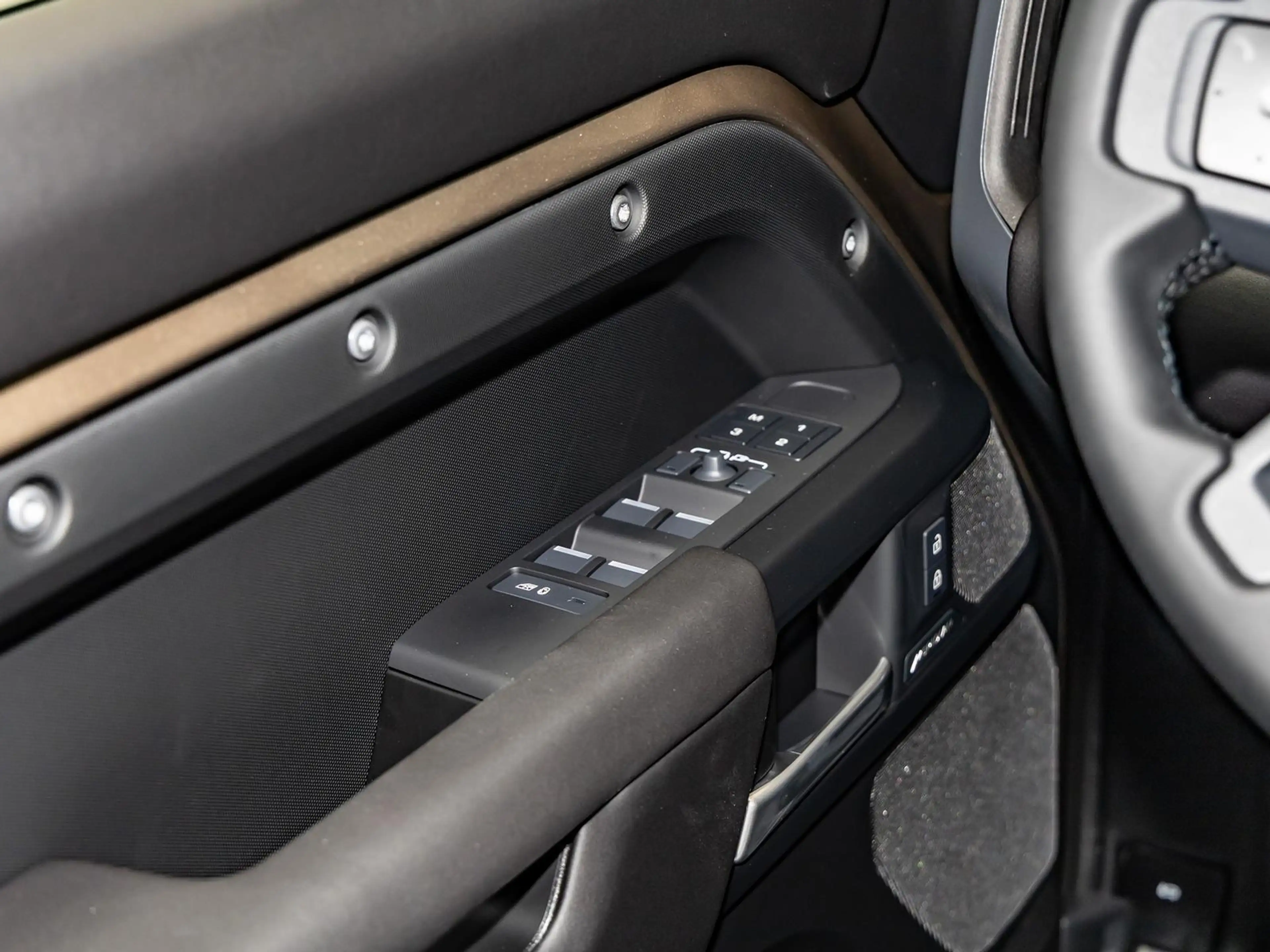 Land Rover Defender 110 D250 X-Dynamic SE — photo 14