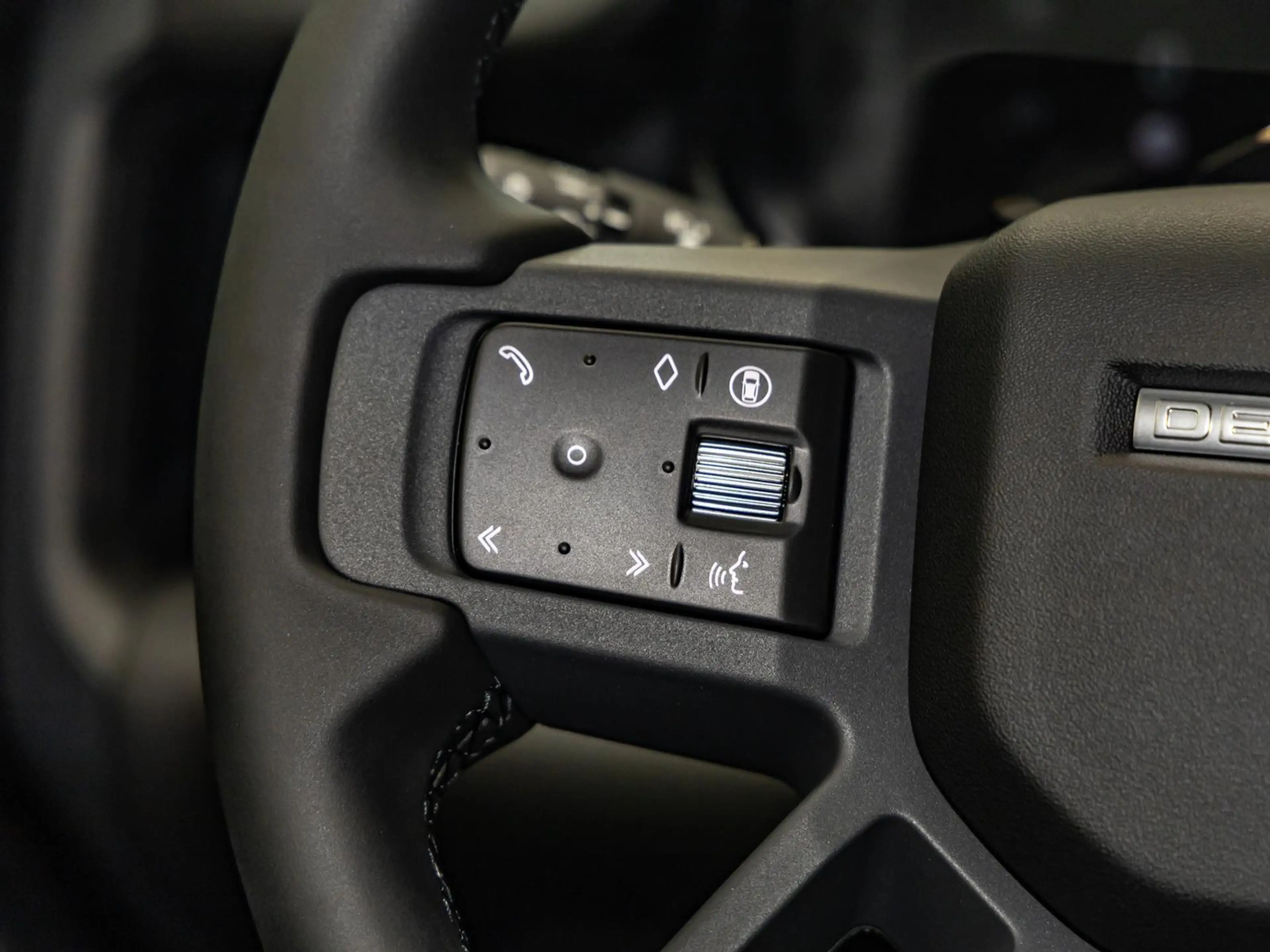 Land Rover Defender 110 D250 X-Dynamic SE — photo 15