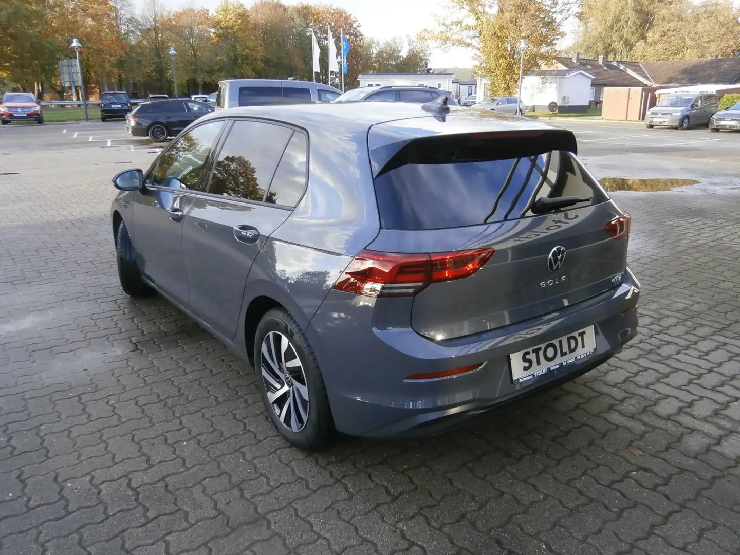 Volkswagen Golf VIII Life 1.5 eTSI, DSG Grau - 2
