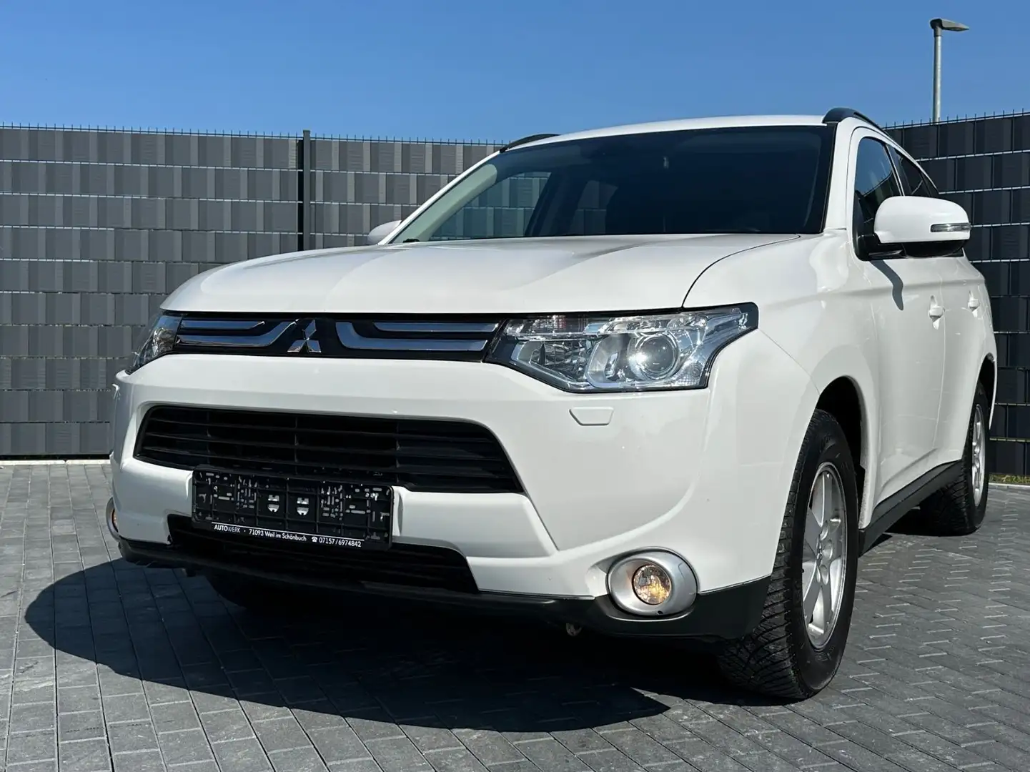 Mitsubishi Outlander 2.2 DI-D 4WD*AUTOMATIK*CAM*AHK*7-SITZE Weiß - 1