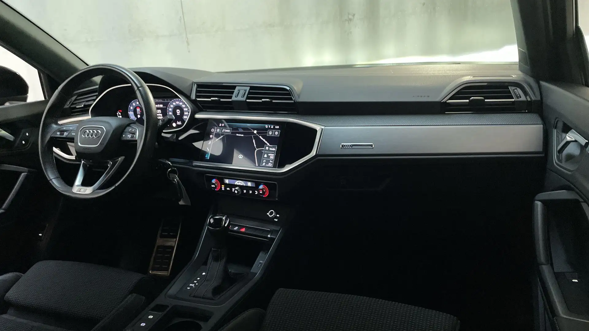 Audi Q3 35 TFSI S Edition S-Line LED Leder-Stof Navigatie Zwart - 2