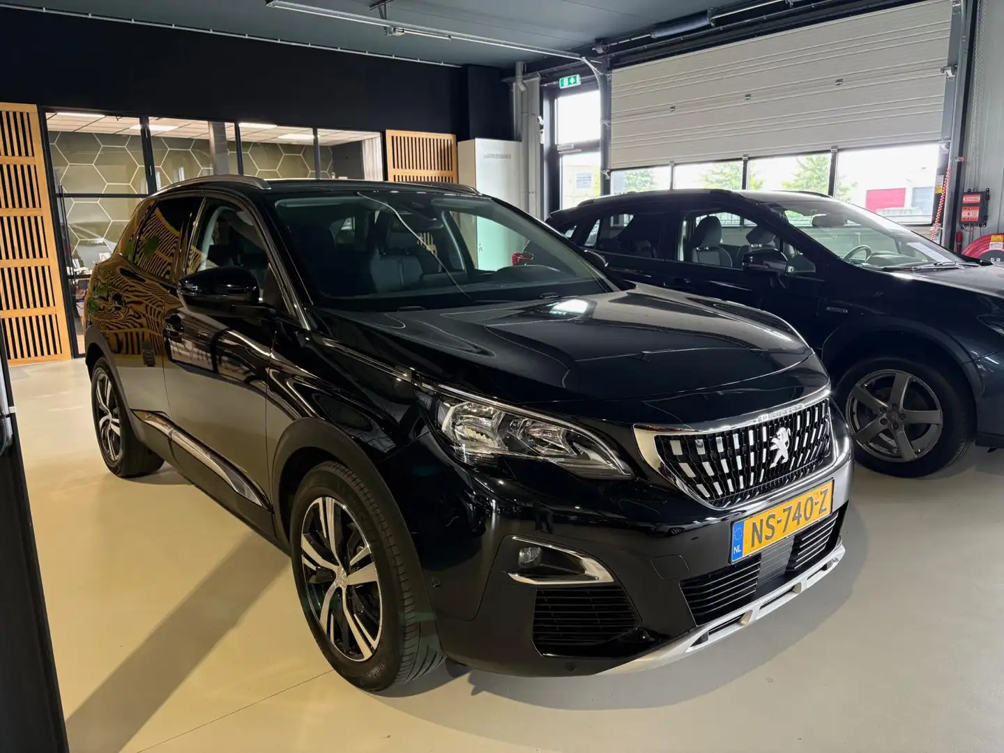 Peugeot 3008 1.2 PureTech Première Zwart - 2