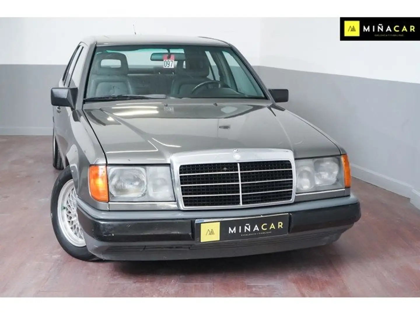 Mercedes-Benz 260 300D Grau - 2