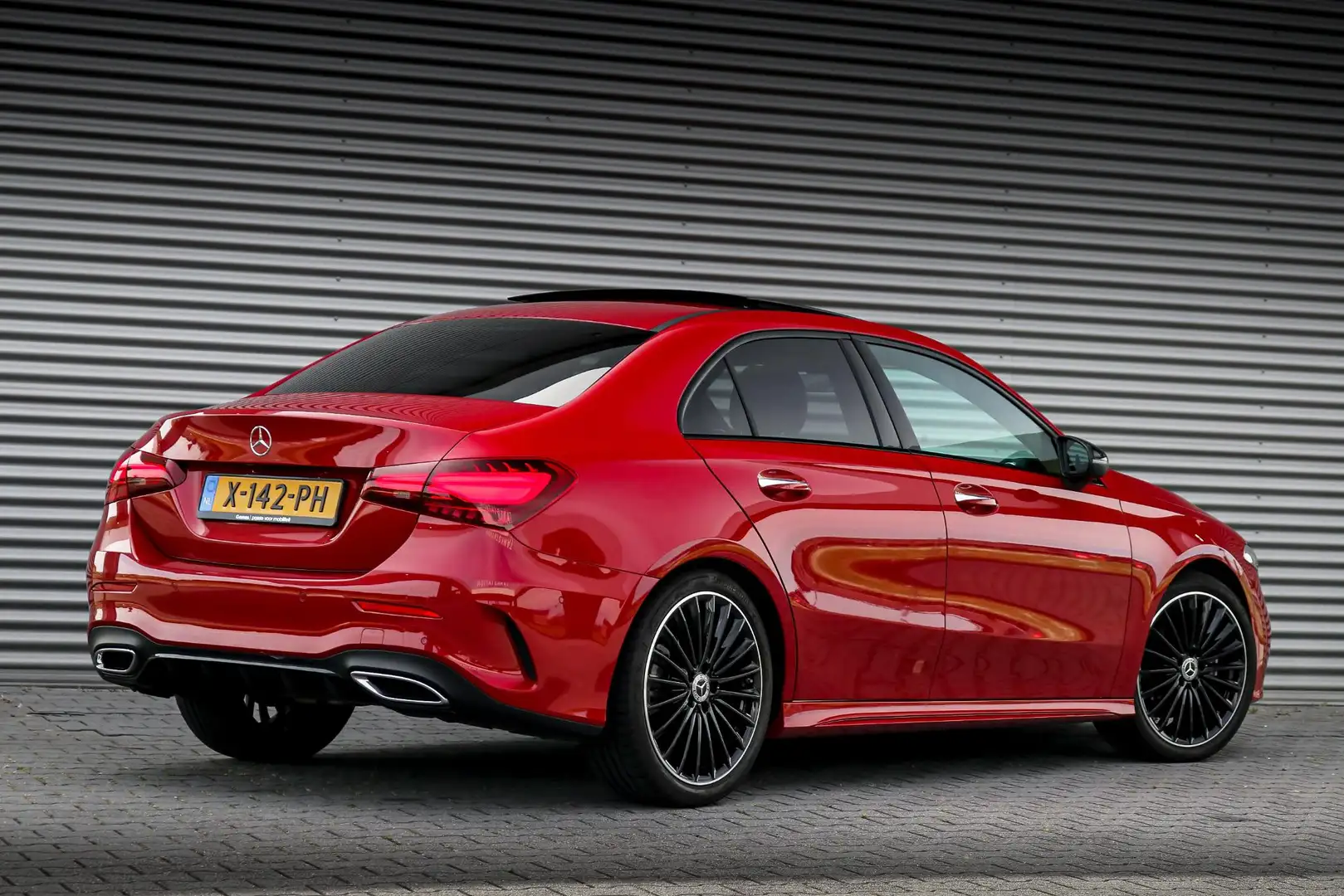 Mercedes-Benz A 180 AMG | Rijassistentiepakket | Panoramadak | Stoelve Rood - 2