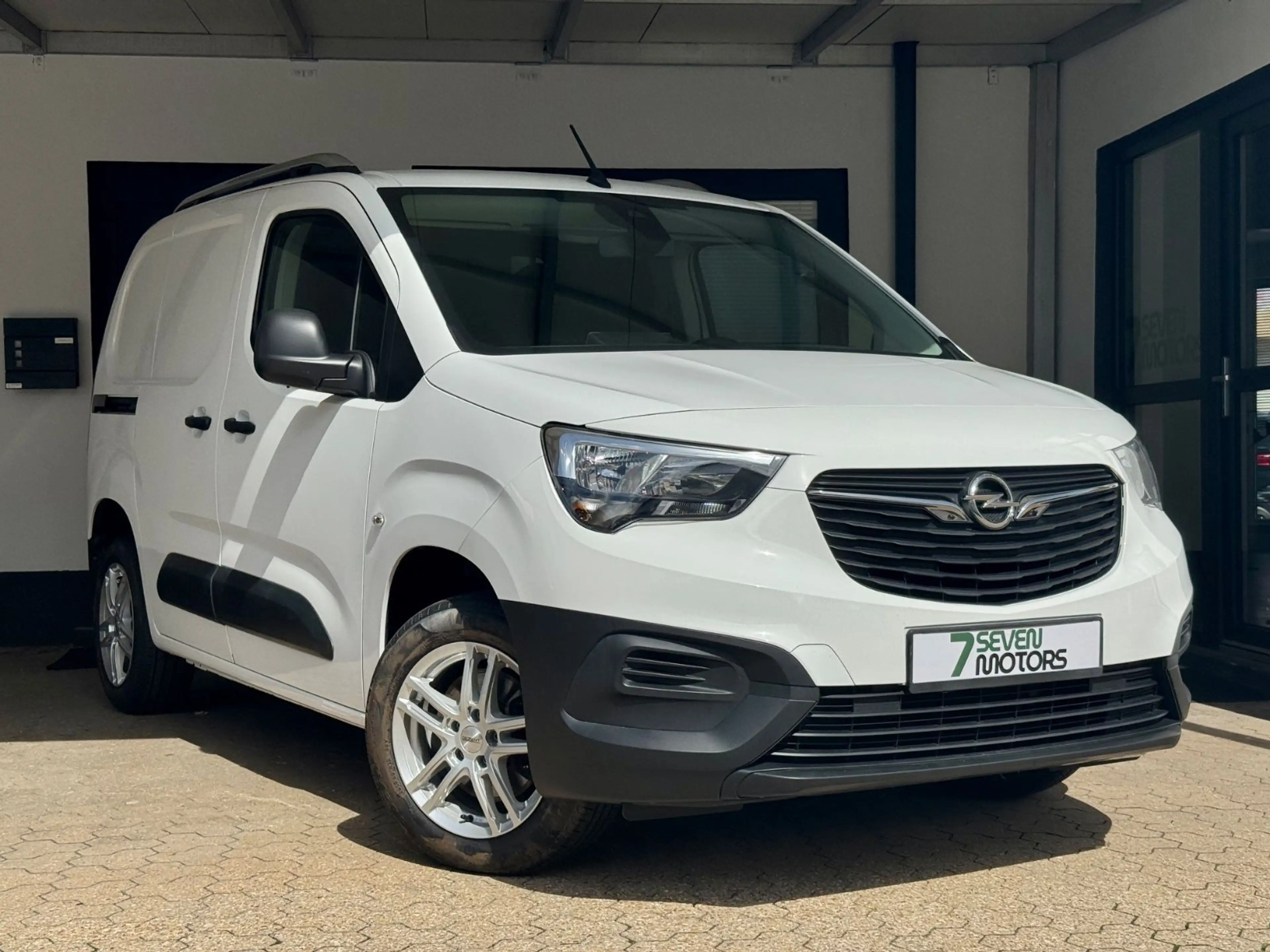 Opel Combo Cargo 96kW Navi CarPlay PDC Temp 1.Hand