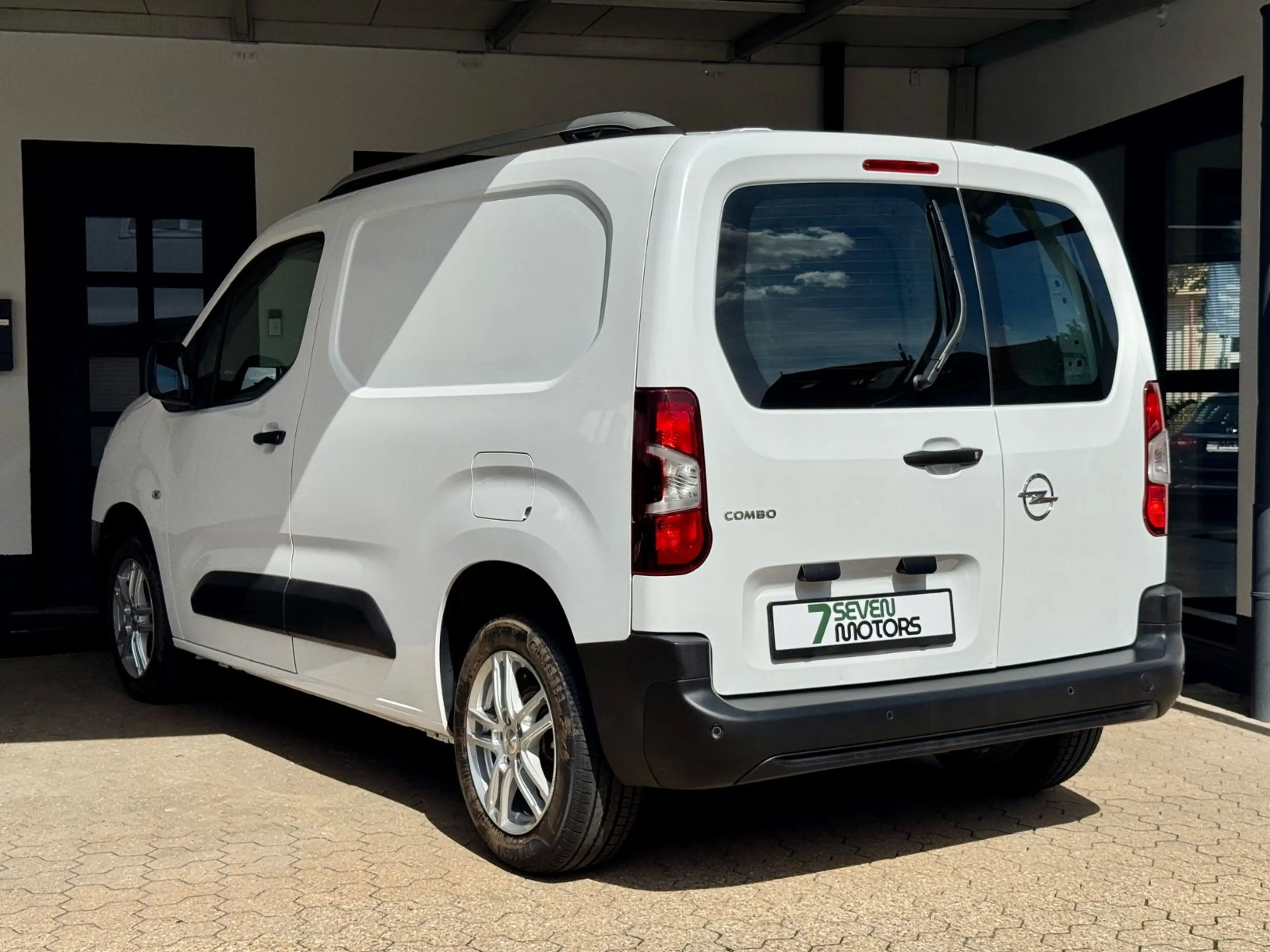Opel Combo Cargo 96kW Navi CarPlay PDC Temp 1.Hand — photo 4