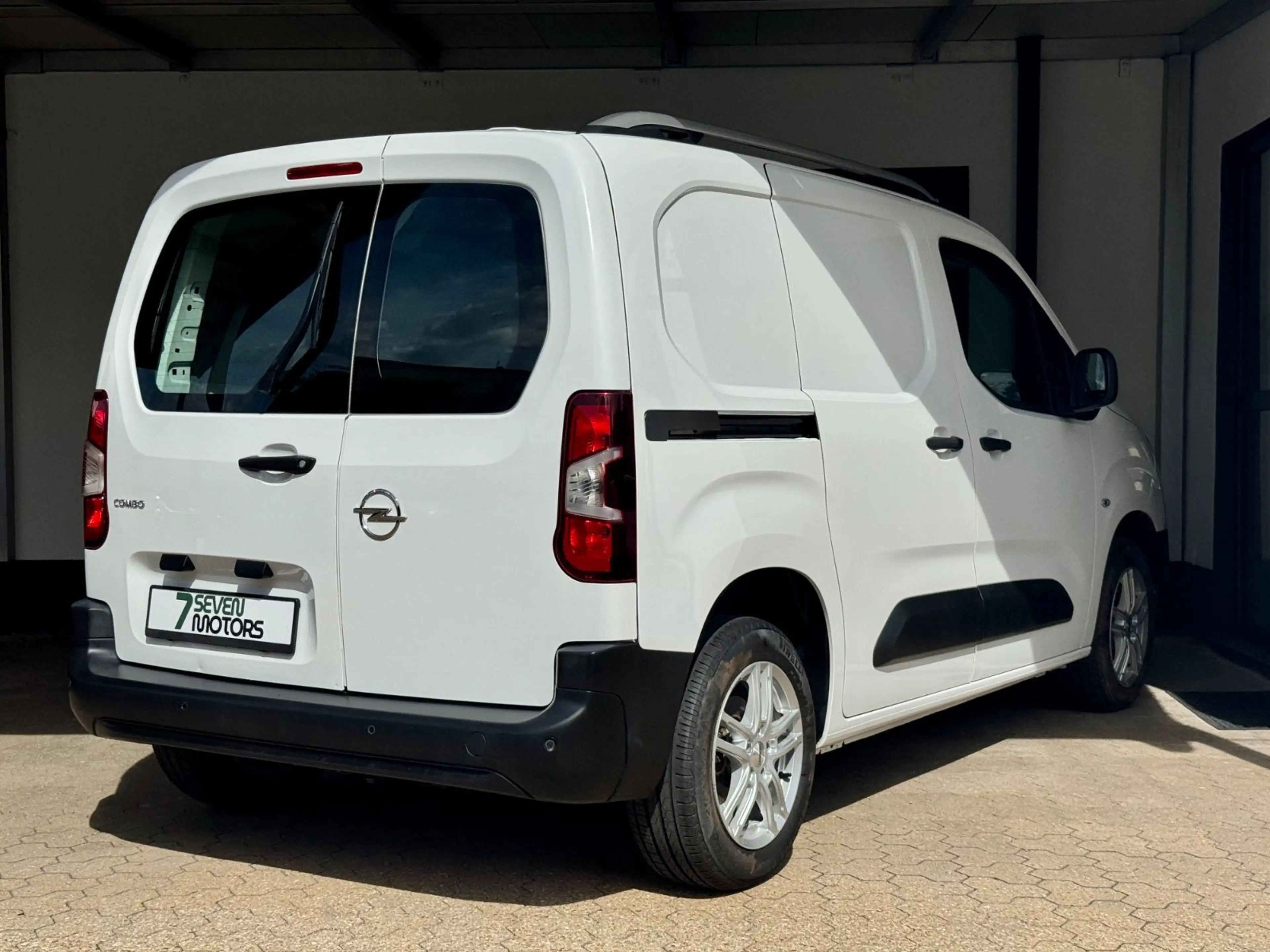 Opel Combo Cargo 96kW Navi CarPlay PDC Temp 1.Hand — photo 3