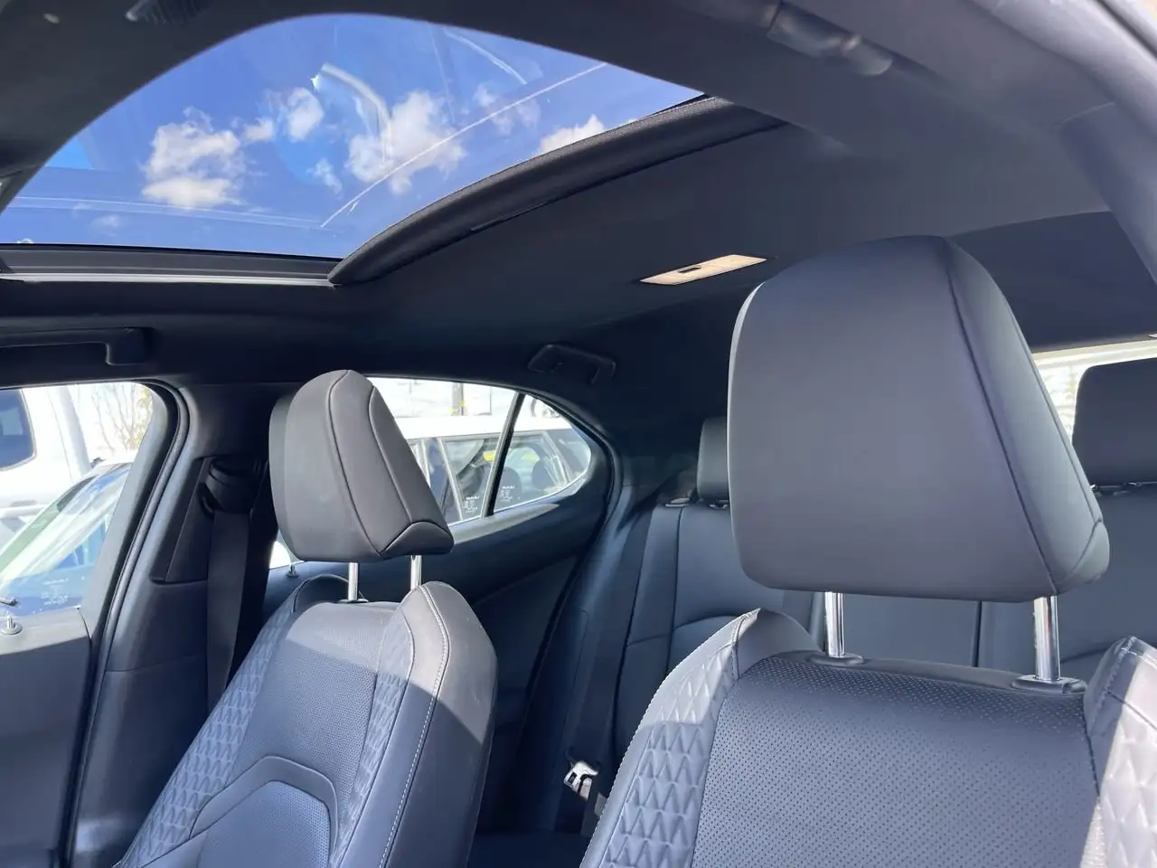 Lexus UX снимка Lexus UX