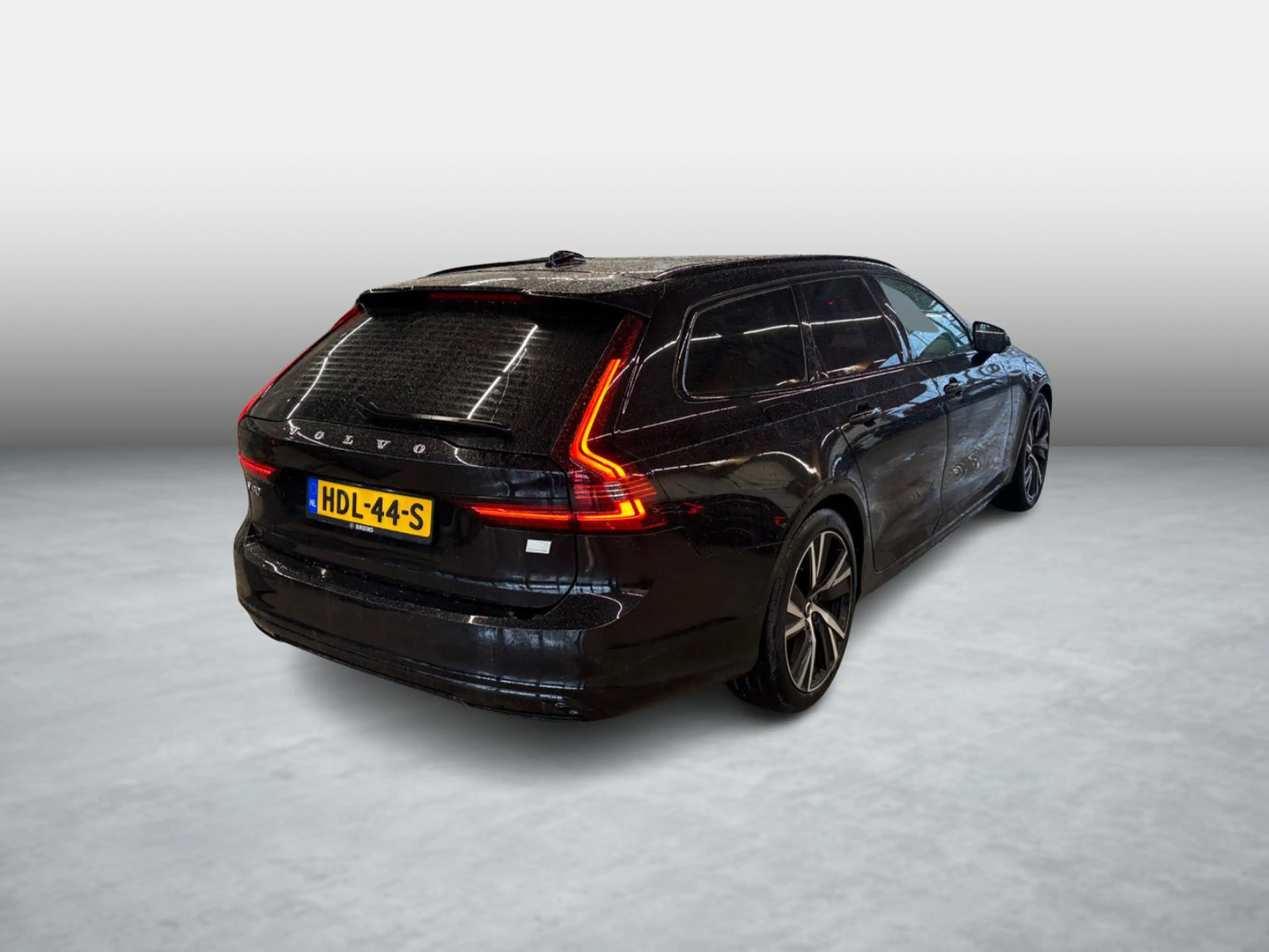 Volvo V90 2.0 T8 AWD R-Design | Harman Kardon Audio | Panora — photo 2