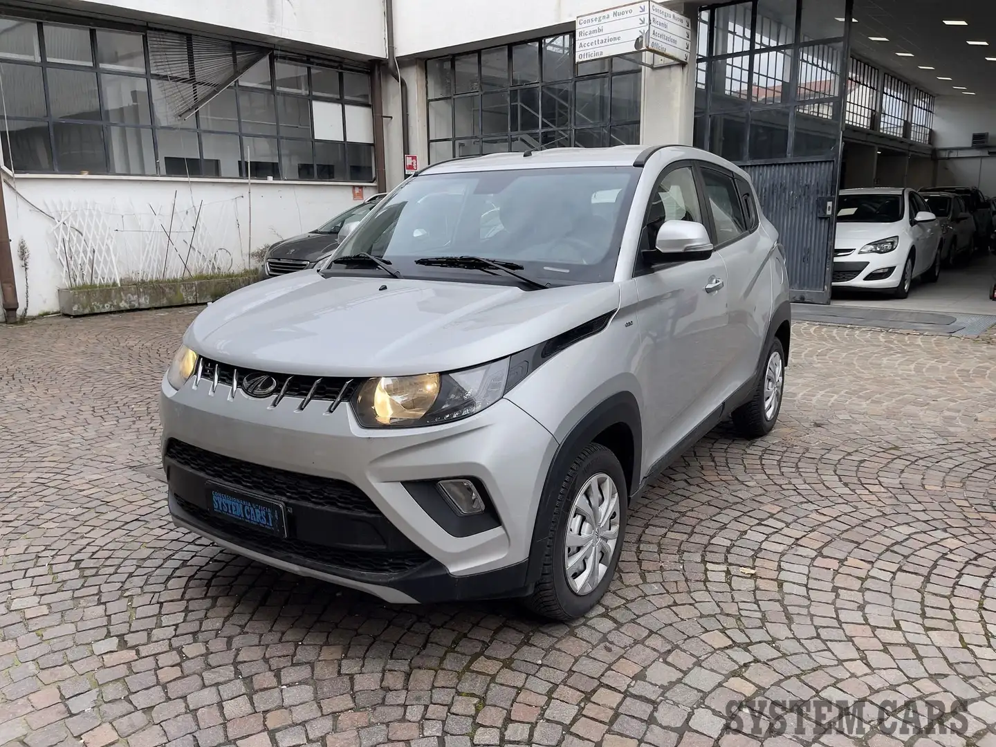 Mahindra KUV100 1.2 K8 Plateado - 1