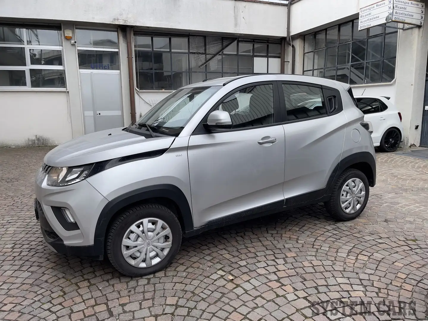 Mahindra KUV100 1.2 K8 Plateado - 2