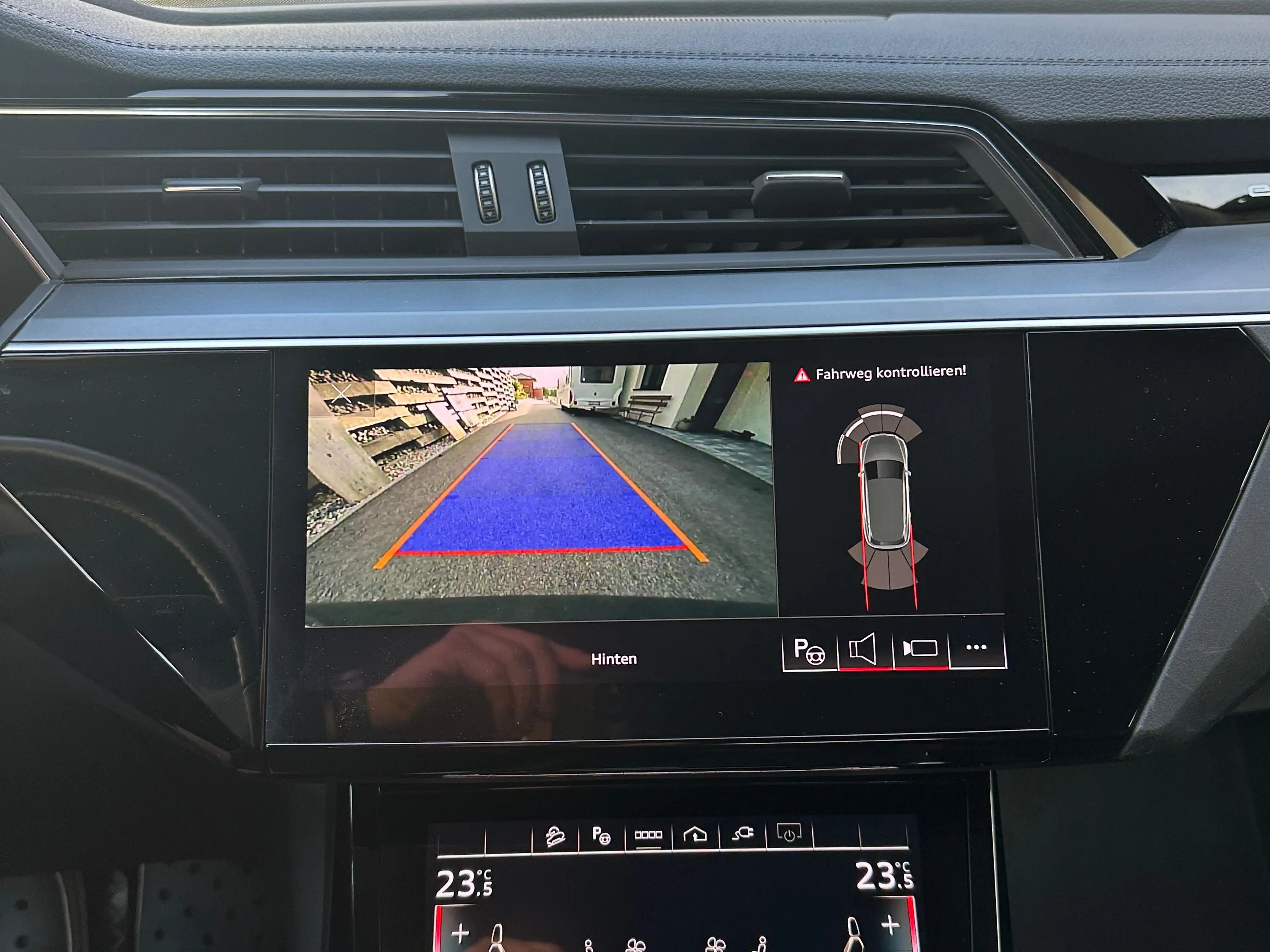 Audi e-tron 50 quattro basis — photo 14