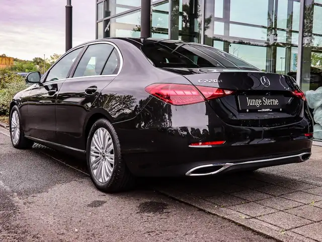 Mercedes-Benz C-Class view 3