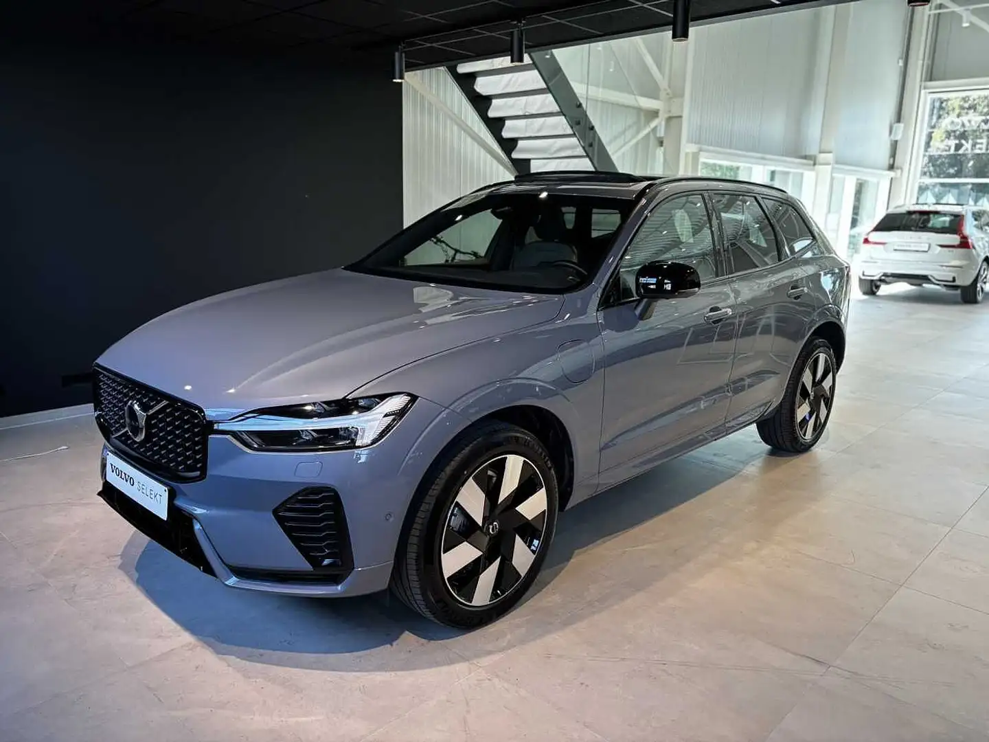 Volvo XC60 Plus, Dark T6 AWD Plug-in Hybrid Grijs - 1