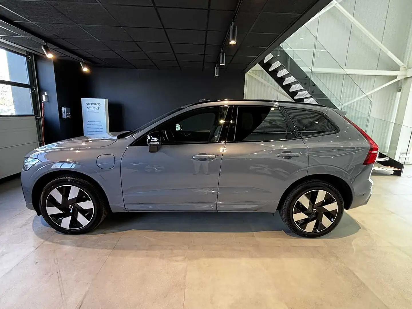 Volvo XC60 Plus, Dark T6 AWD Plug-in Hybrid Grijs - 2