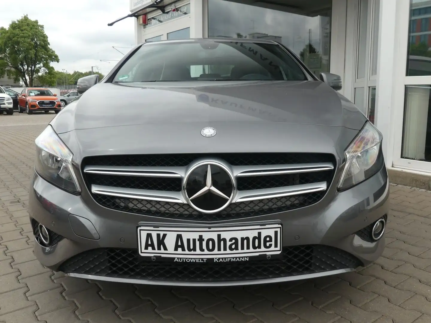 Mercedes-Benz A 200 Urban Aut.  BlueEfficiency Navi Tempomat Gri - 2