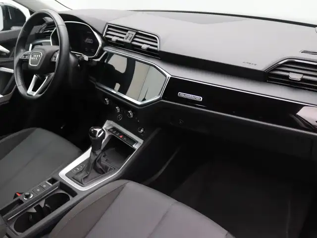 Audi Q3 view 12
