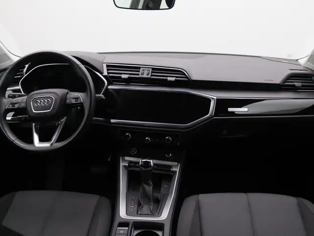 Audi Q3 view 13