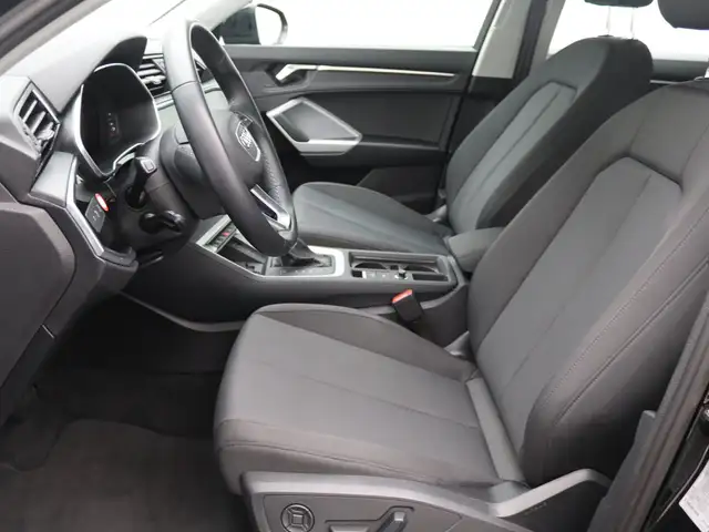 Audi Q3 view 10