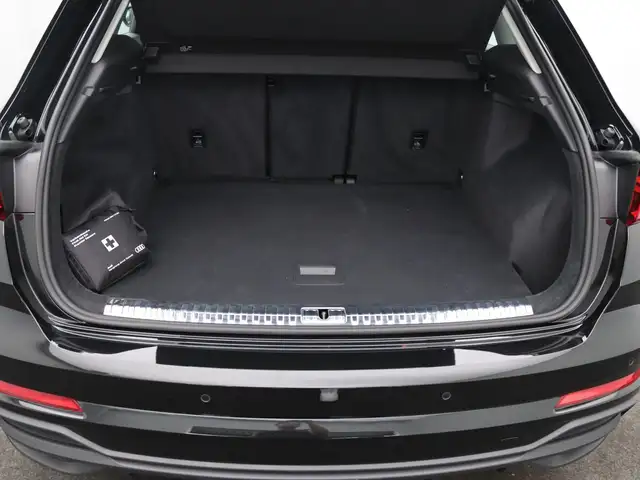 Audi Q3 view 14