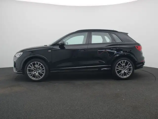 Audi Q3 view 4
