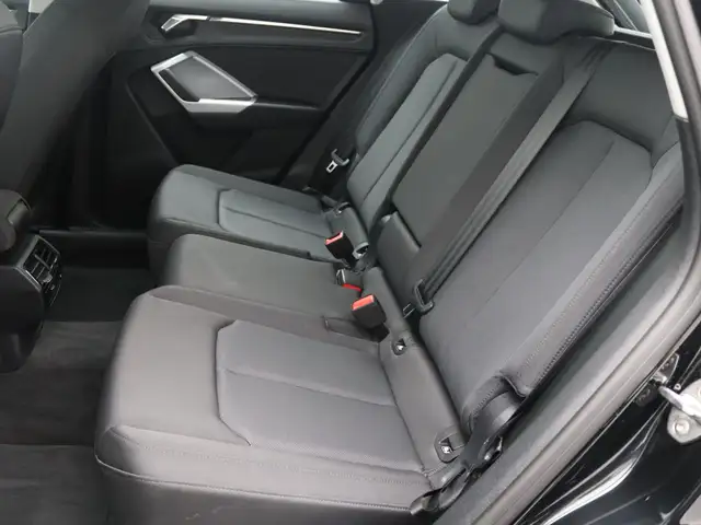 Audi Q3 view 15