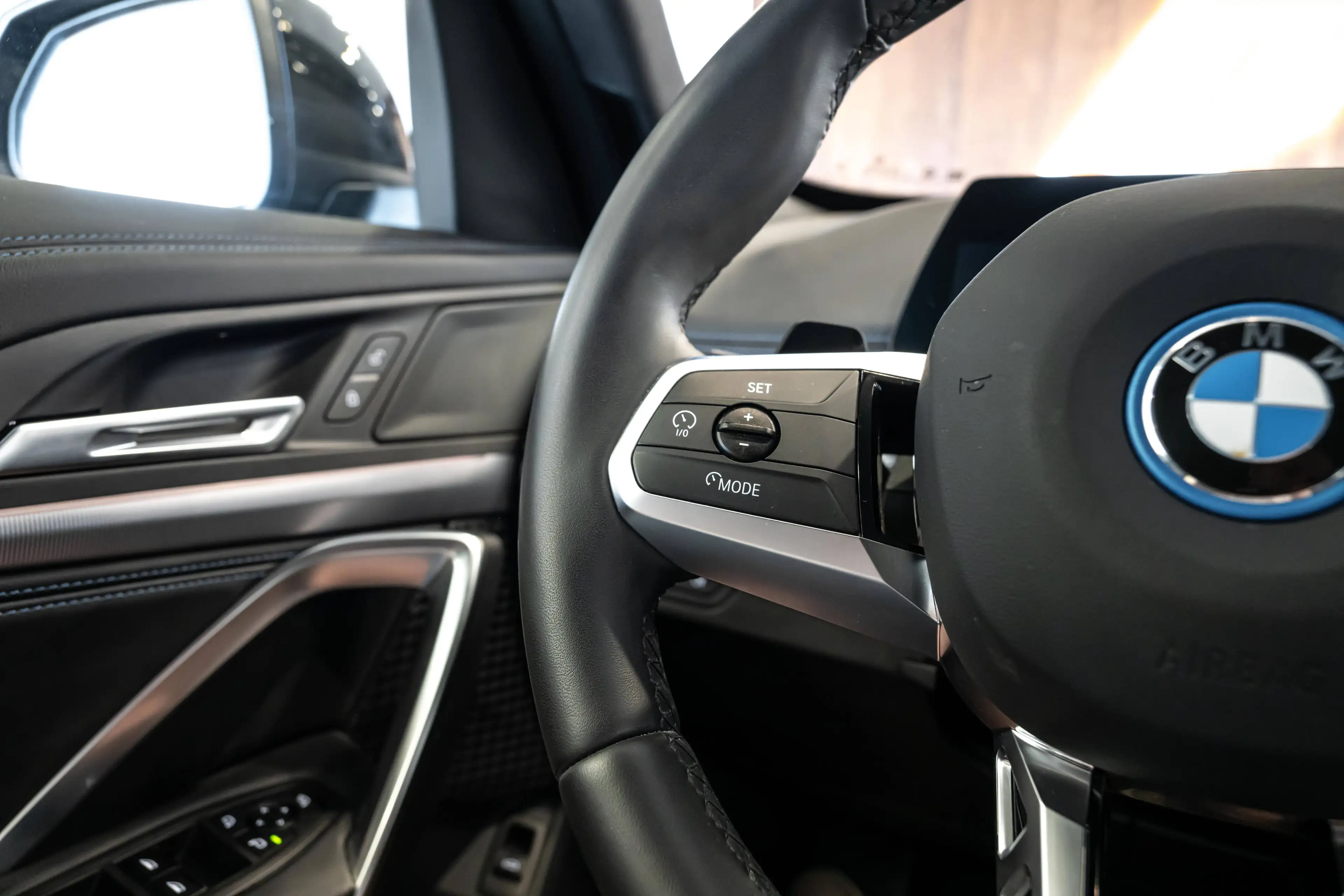 BMW iX1 xDrive 30e - M-pack — photo 22