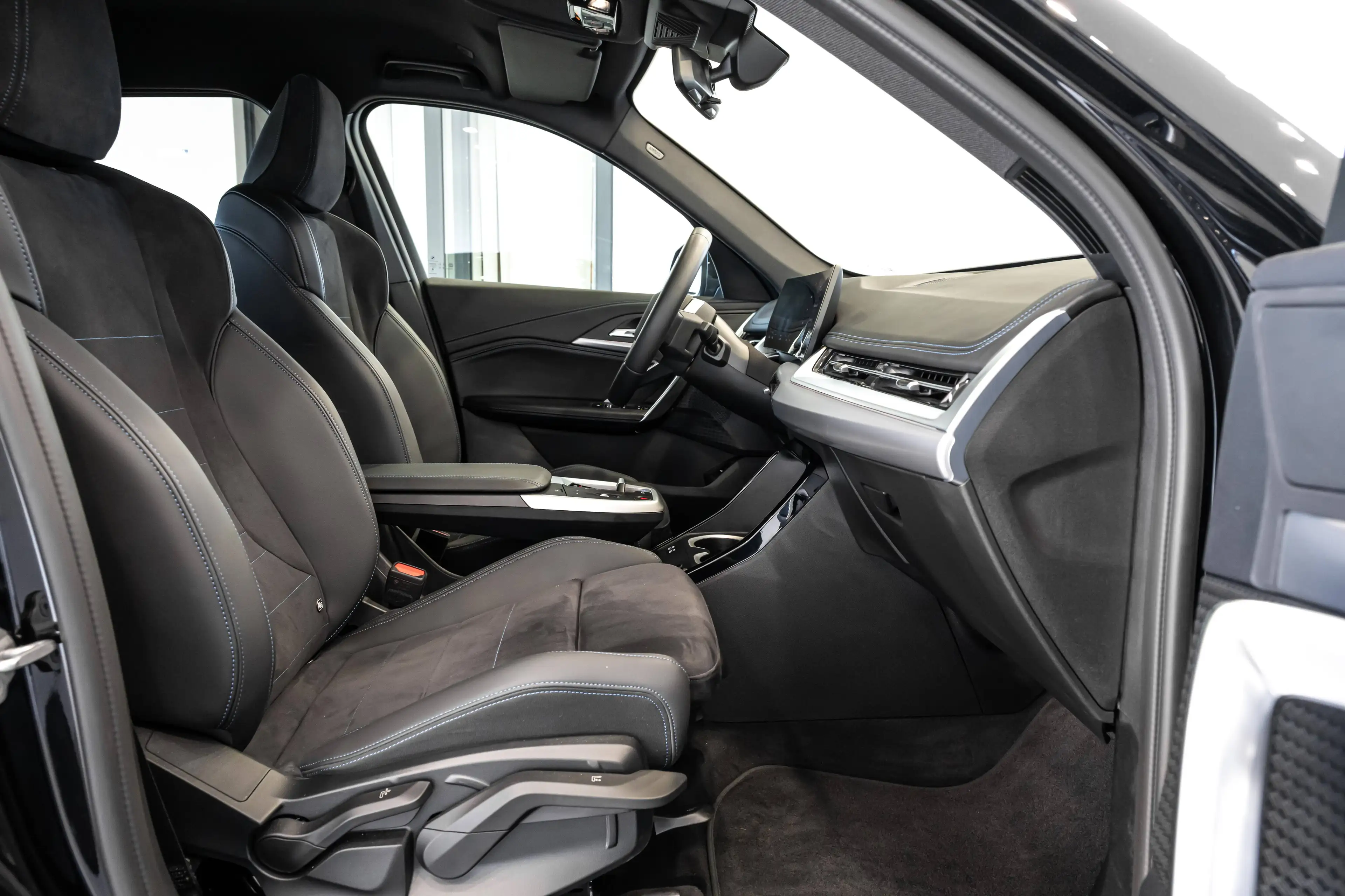 BMW iX1 xDrive 30e - M-pack — photo 17