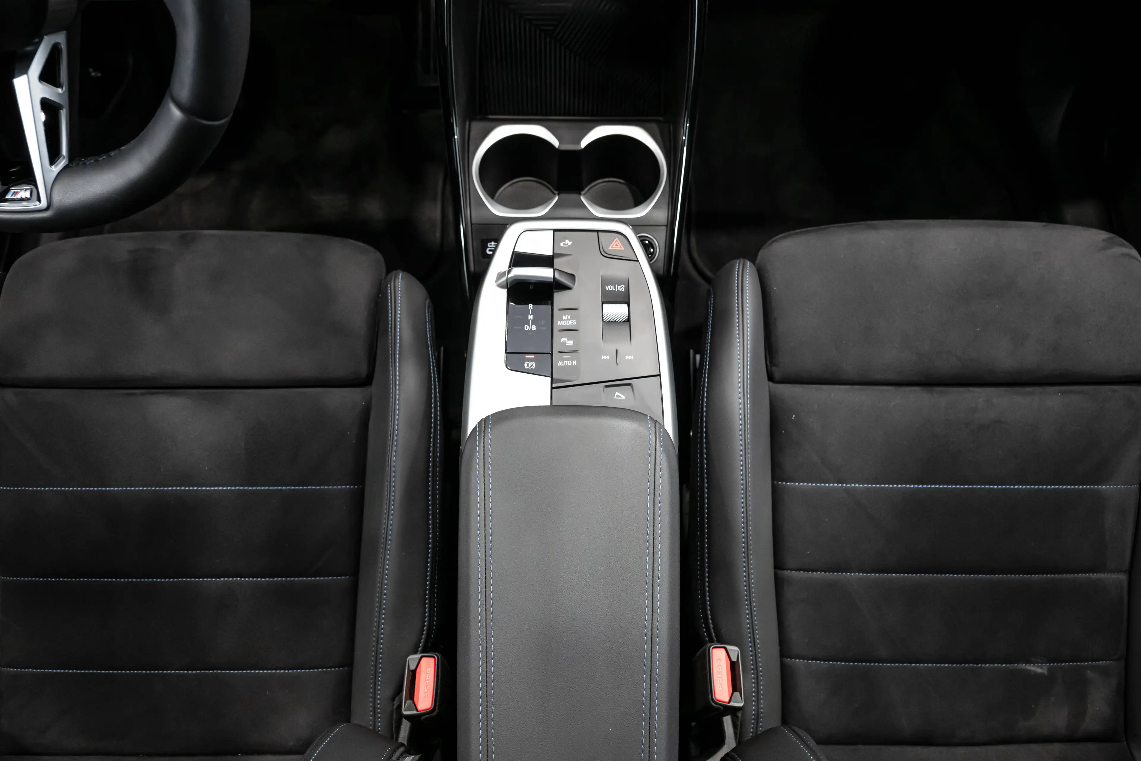 BMW iX1 xDrive 30e - M-pack — photo 19