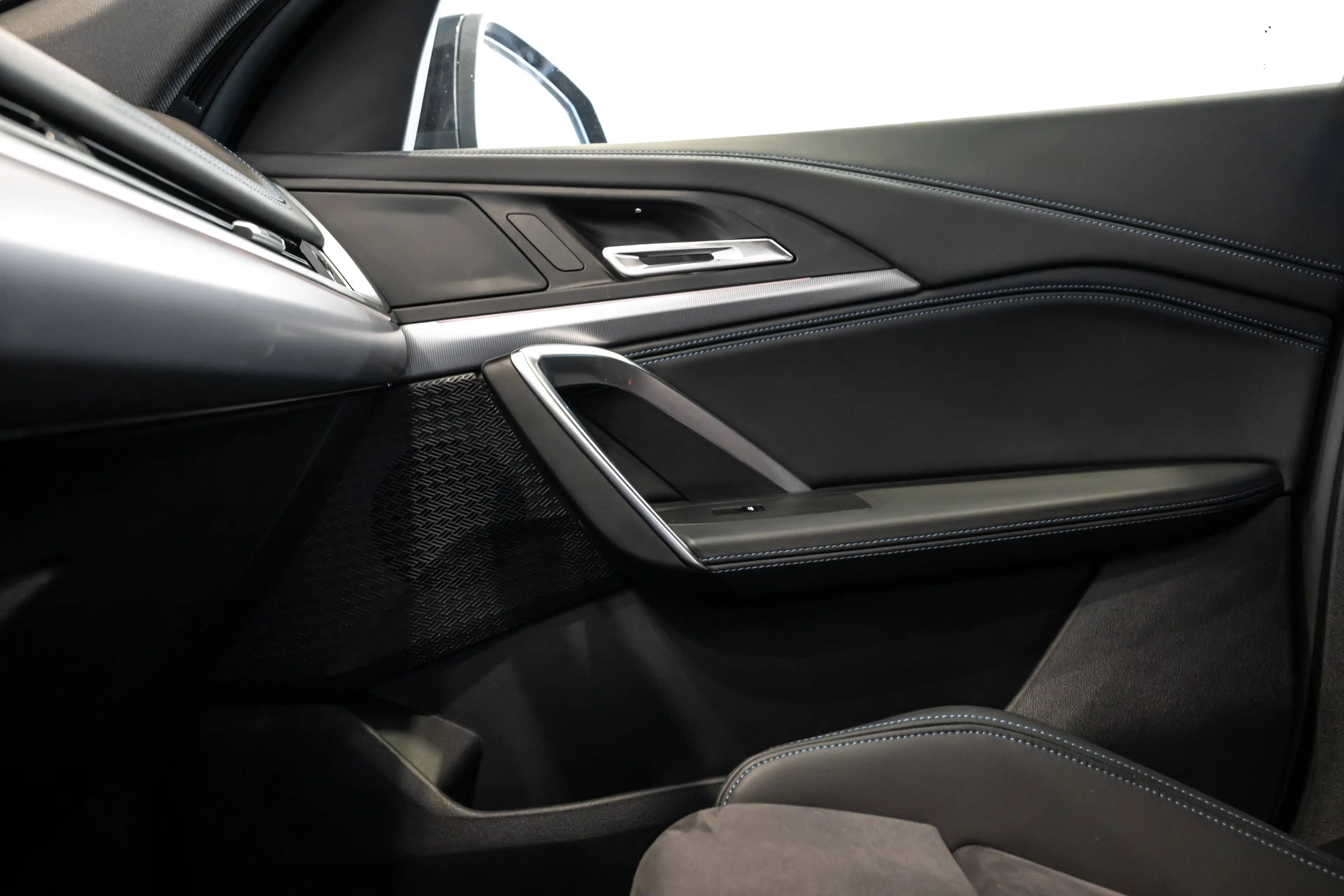 BMW iX1 xDrive 30e - M-pack — photo 29