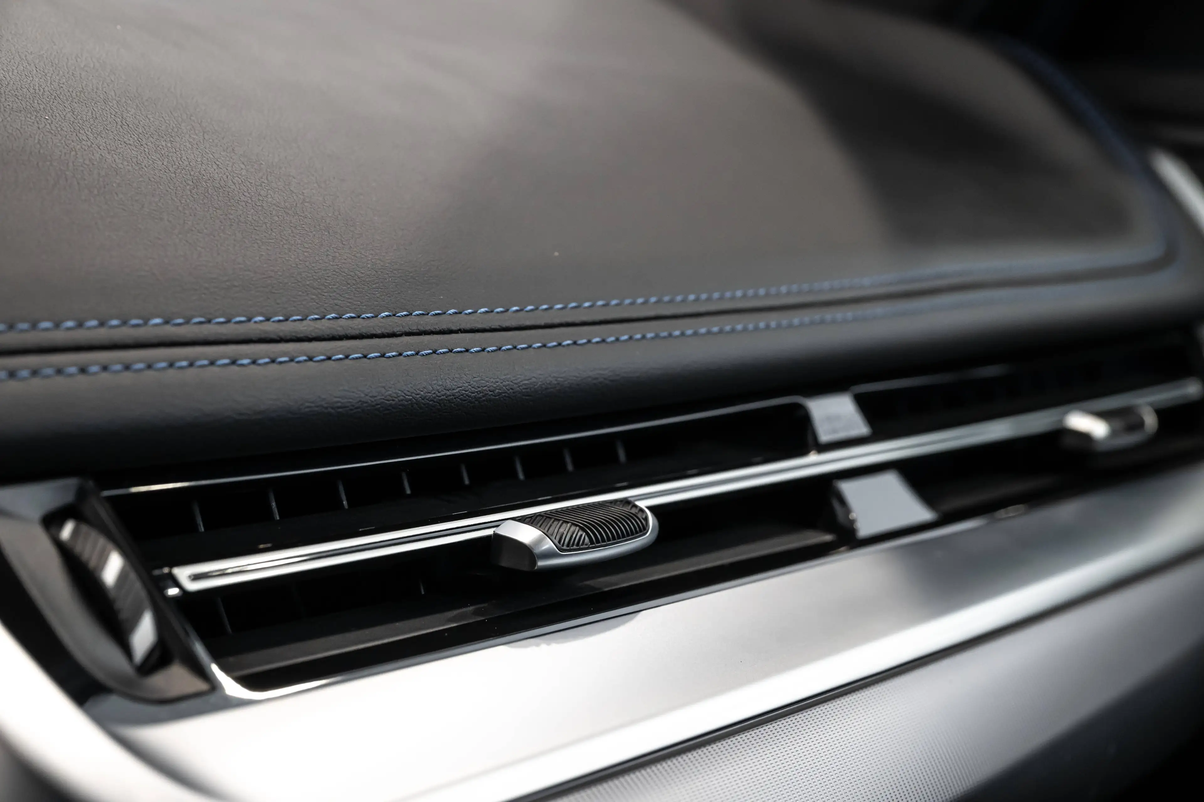 BMW iX1 xDrive 30e - M-pack — photo 27