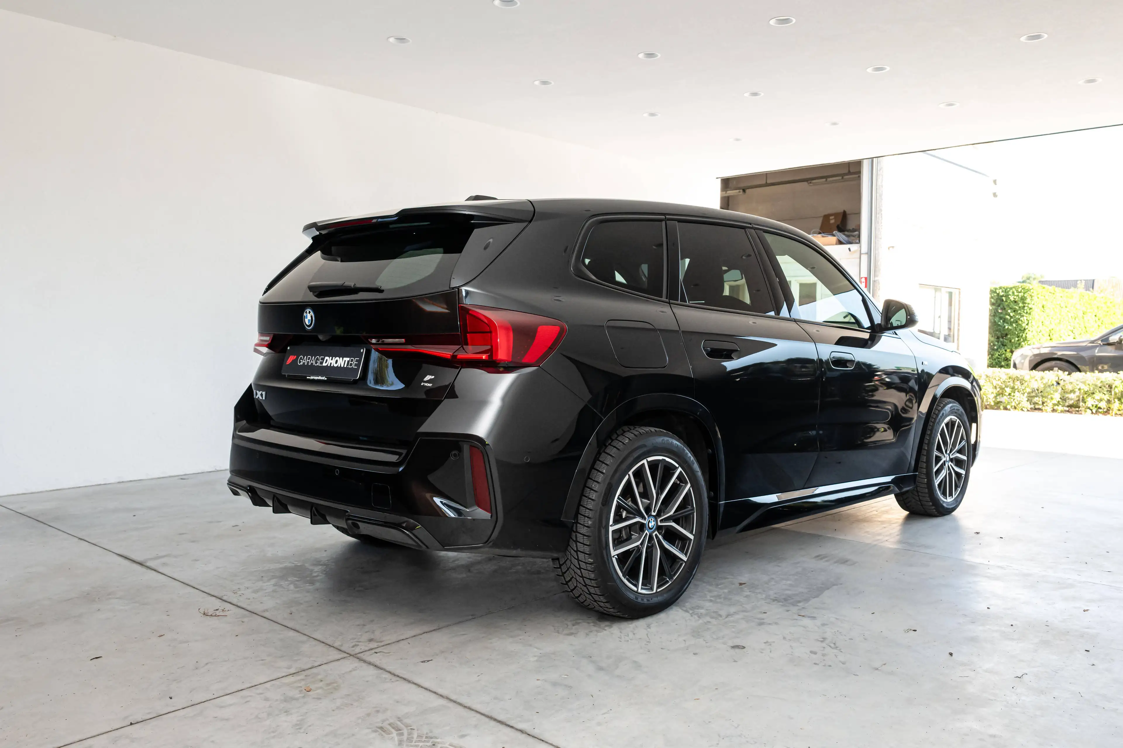 BMW iX1 xDrive 30e - M-pack — photo 39