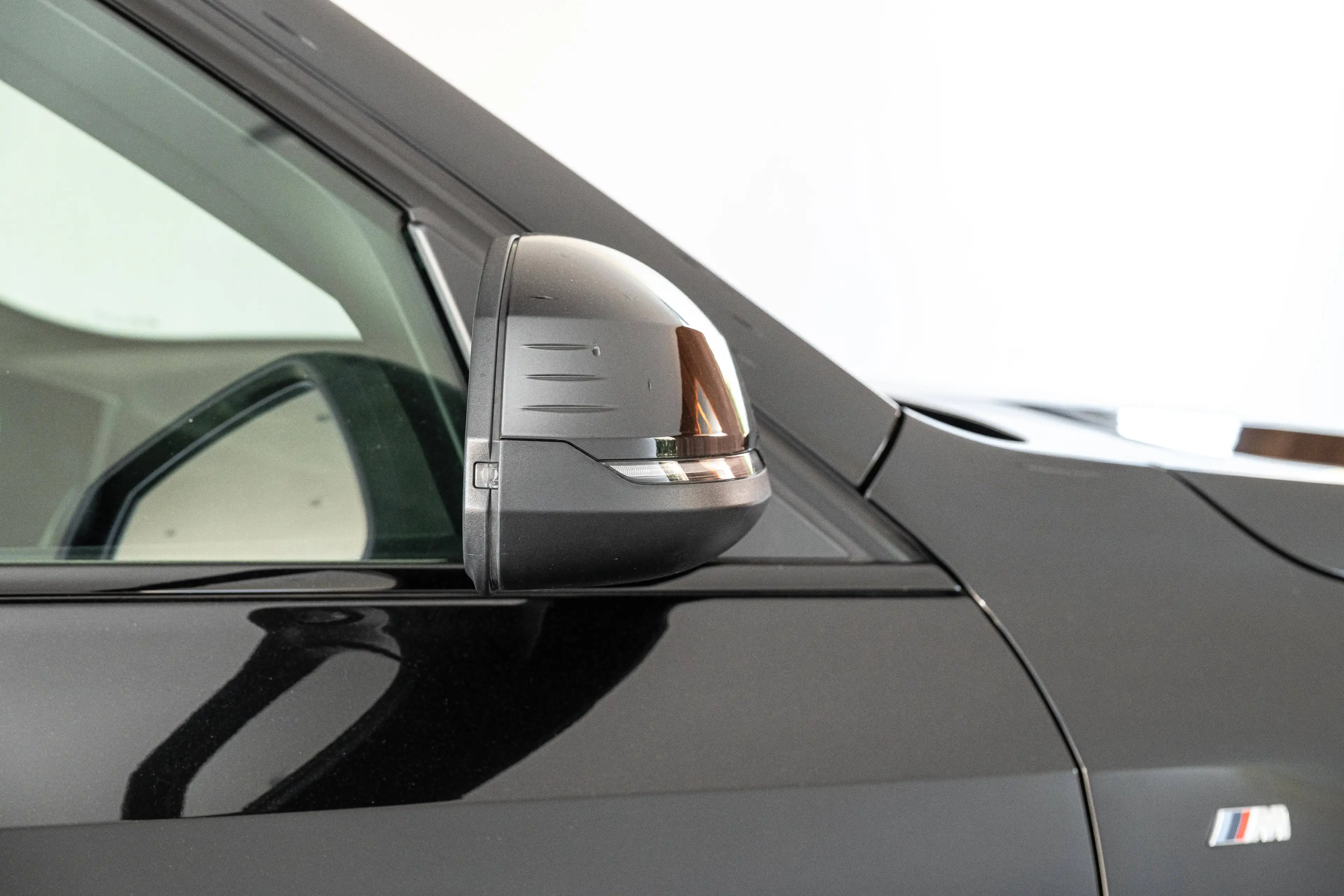 BMW iX1 xDrive 30e - M-pack — photo 15